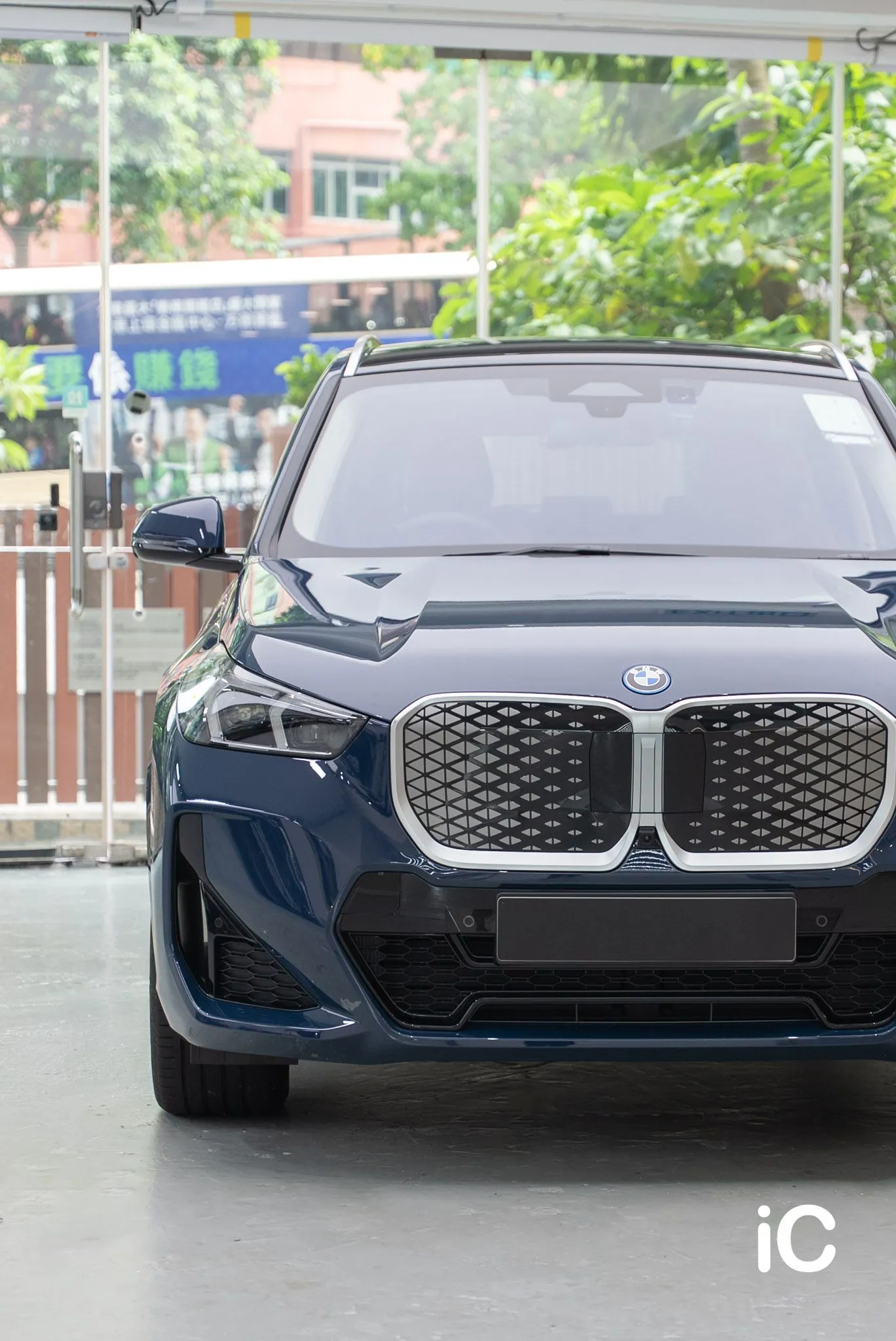 BMW iX1 L 藍色車身正面完成效果