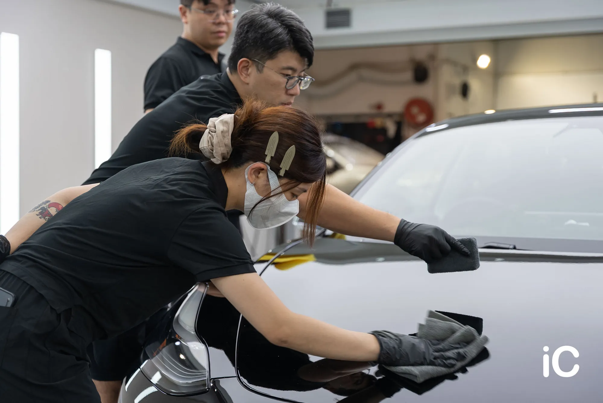 團隊配合處理車頭鍍膜