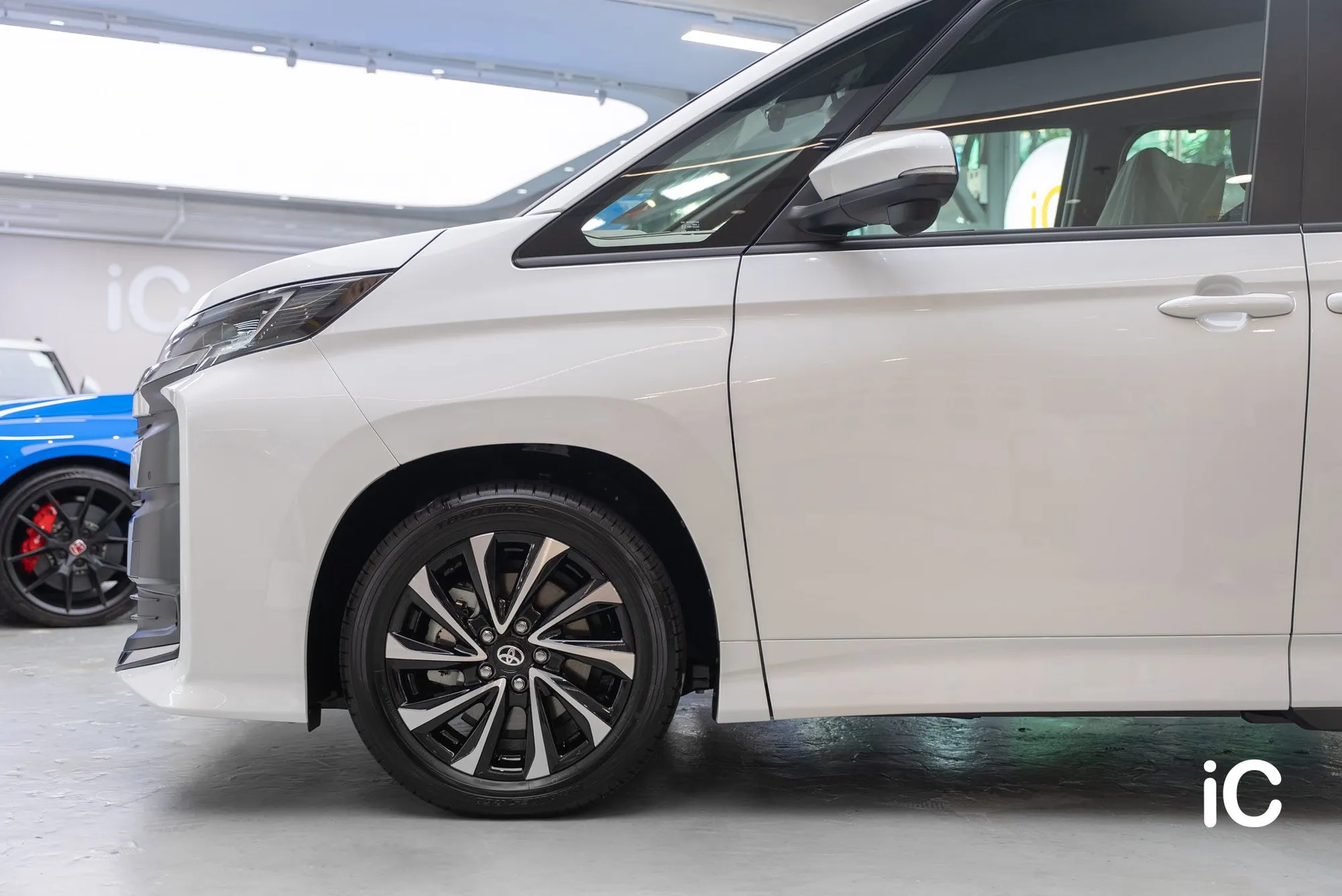 Toyota NOAH White Pearl 車頭與車側完成效果