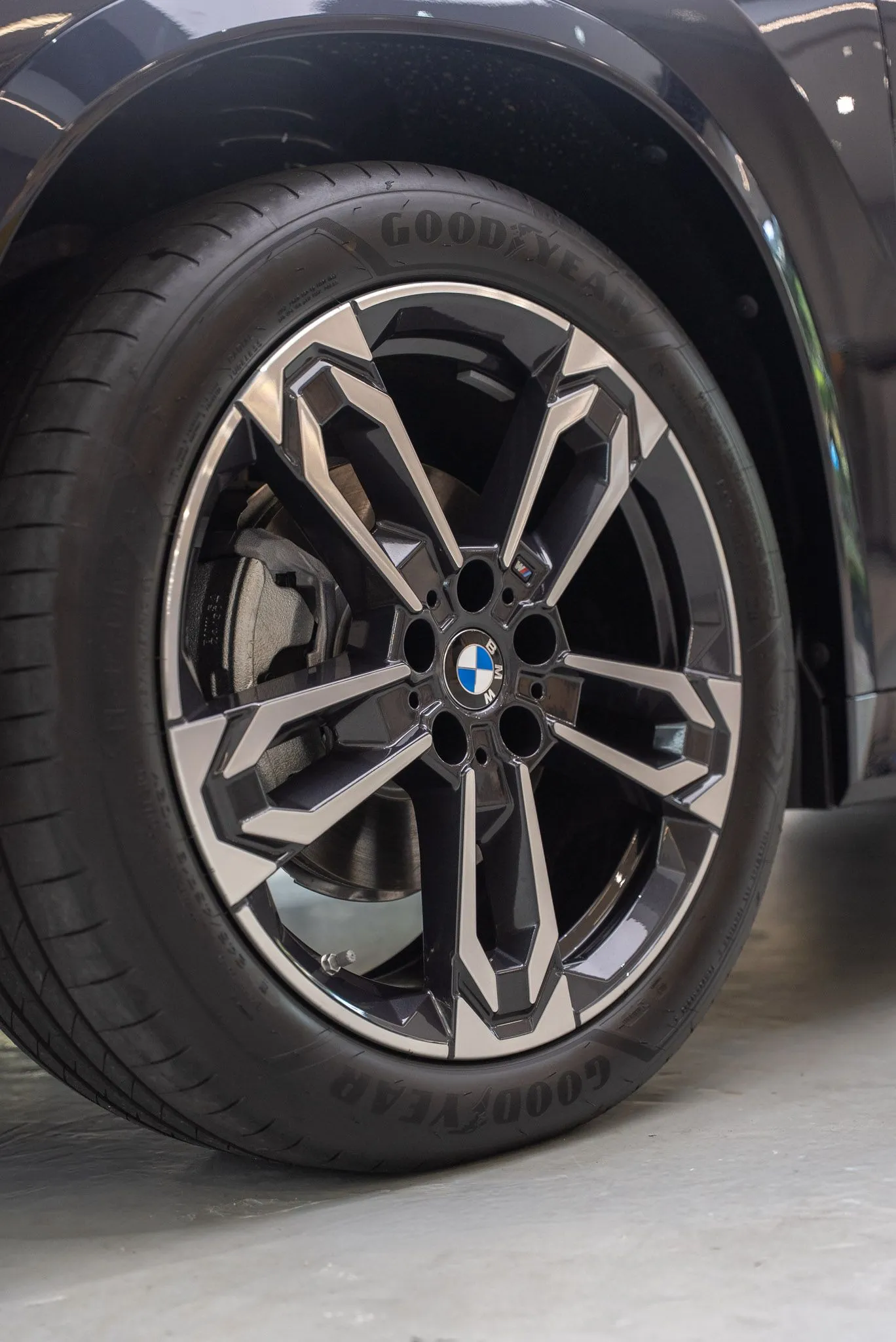 BMW iX1 L 輪圈與沙板完成細節