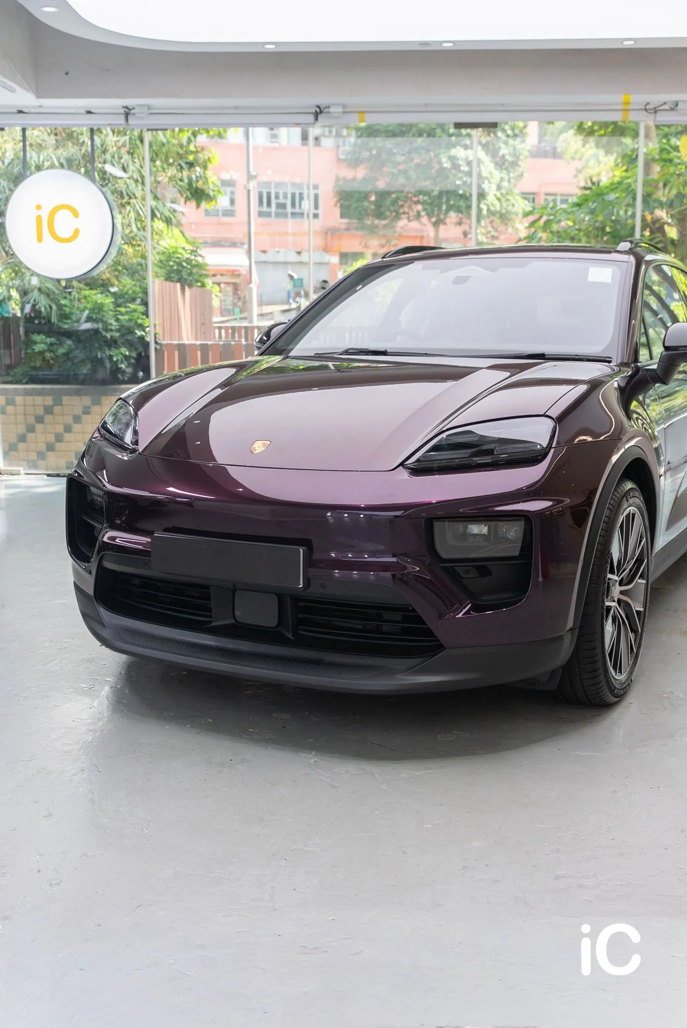 Porsche Macan EV 轉色後的深紫色車頭
