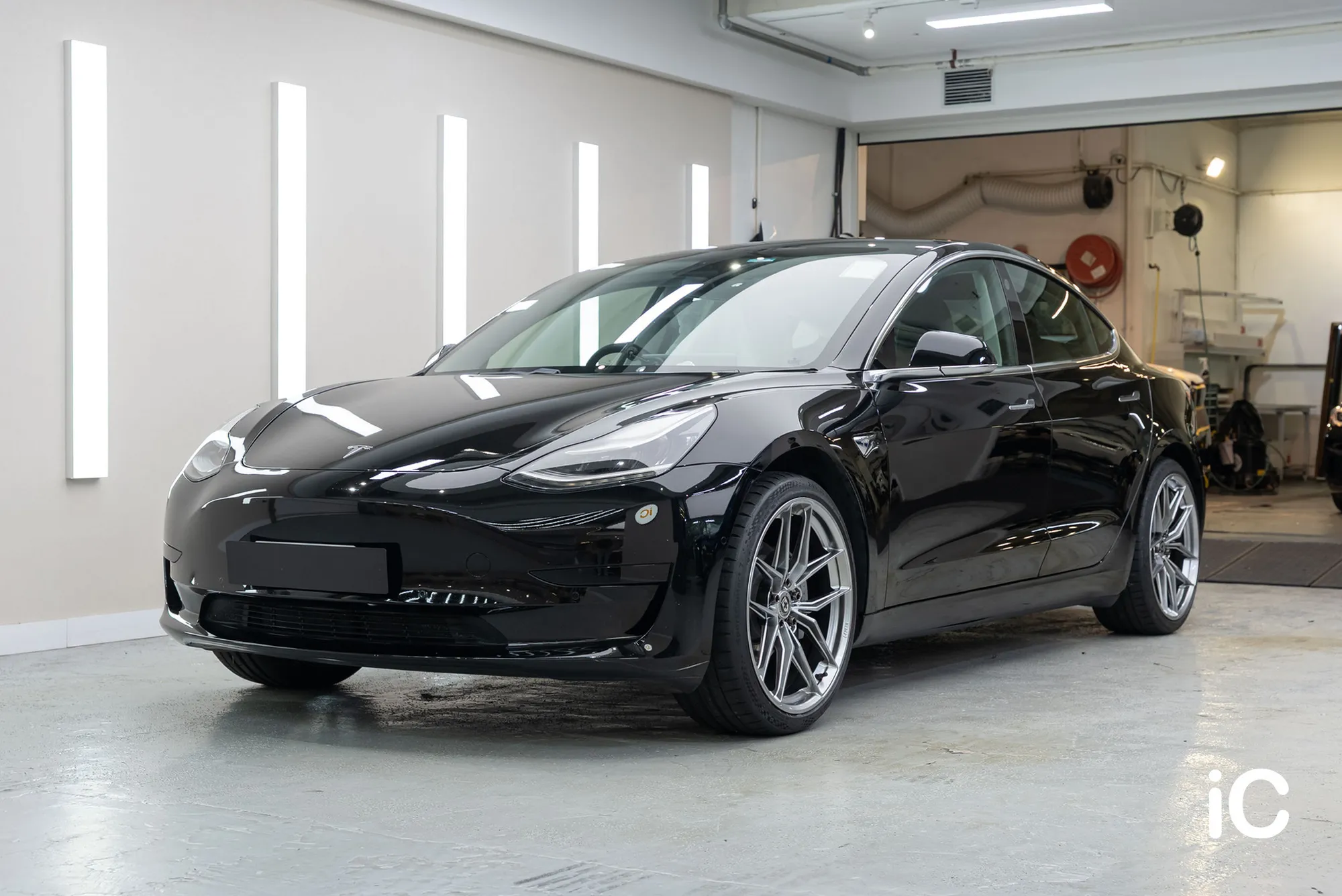 Tesla Model 3 翻新及鍍膜後的車頭三分四角度