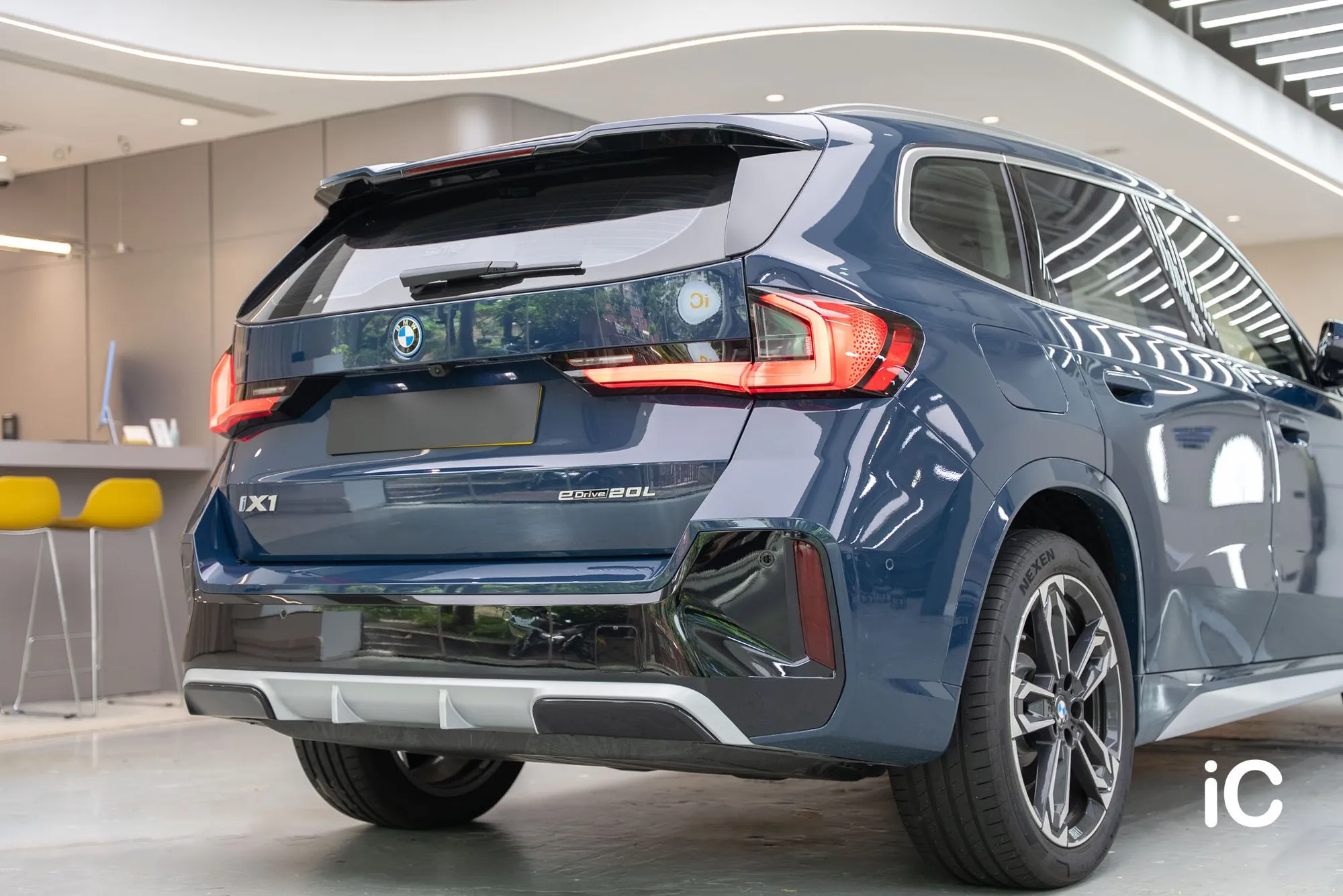 BMW iX1 L 藍色車身後方斜側完成效果