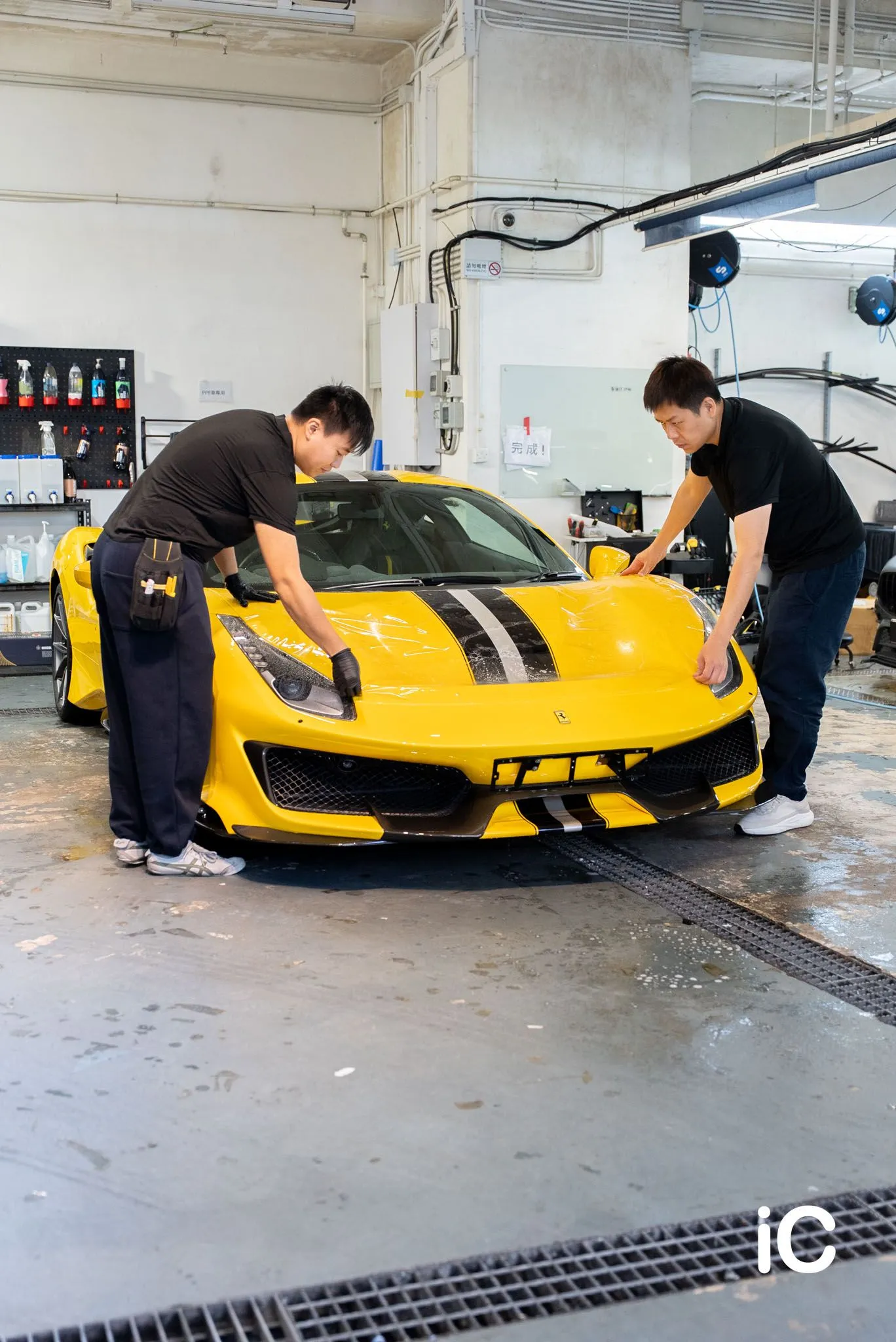 Ferrari 488 團隊進行車身貼膜