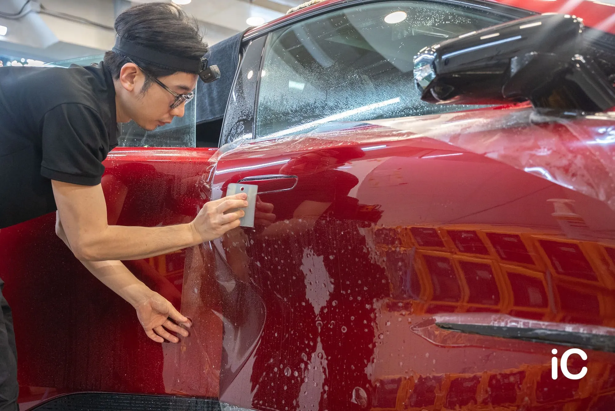以刮板處理 Mazda 6e 車門表面的 PPF