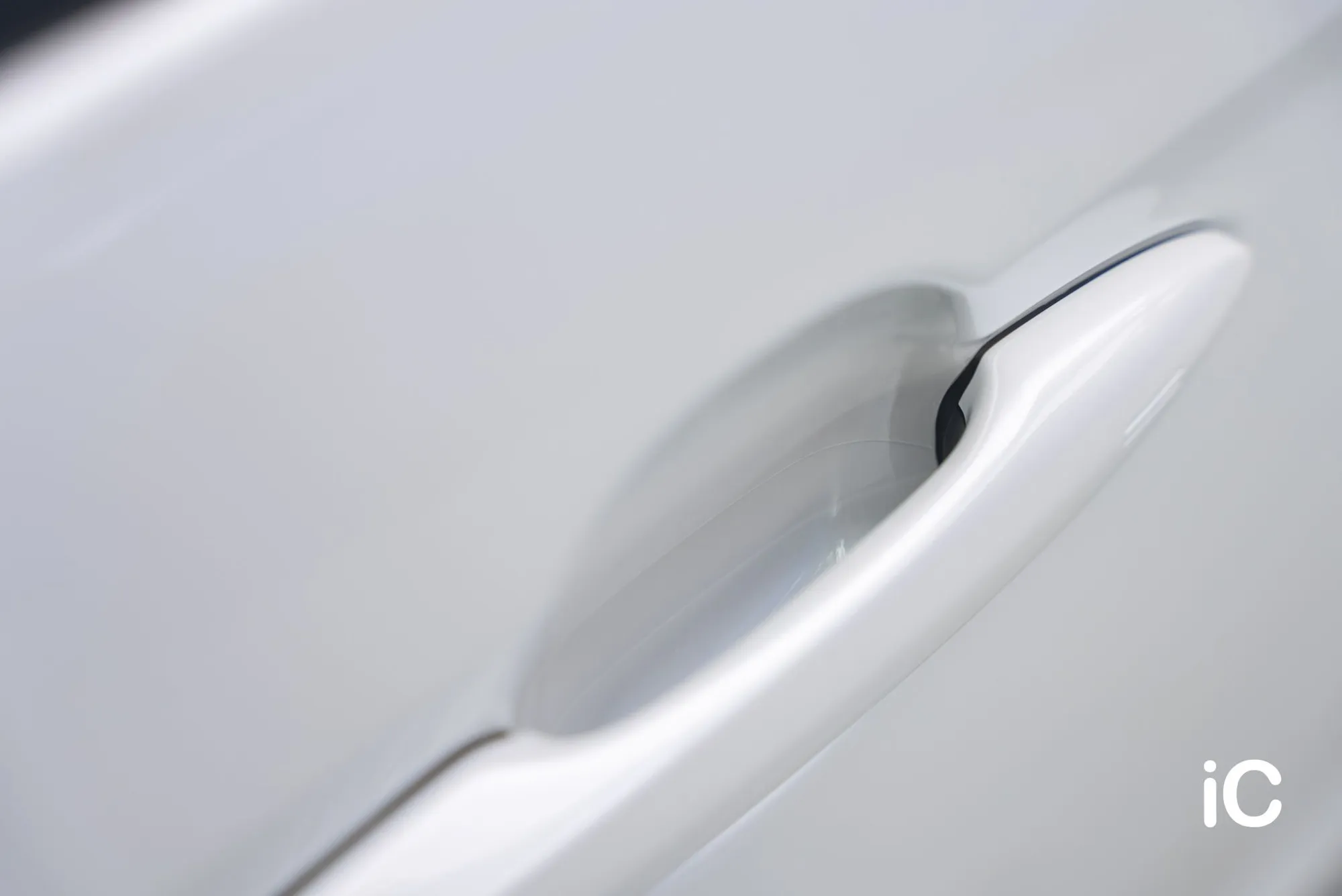 Toyota NOAH White Pearl 車門把手與白色門板交界的完成細節