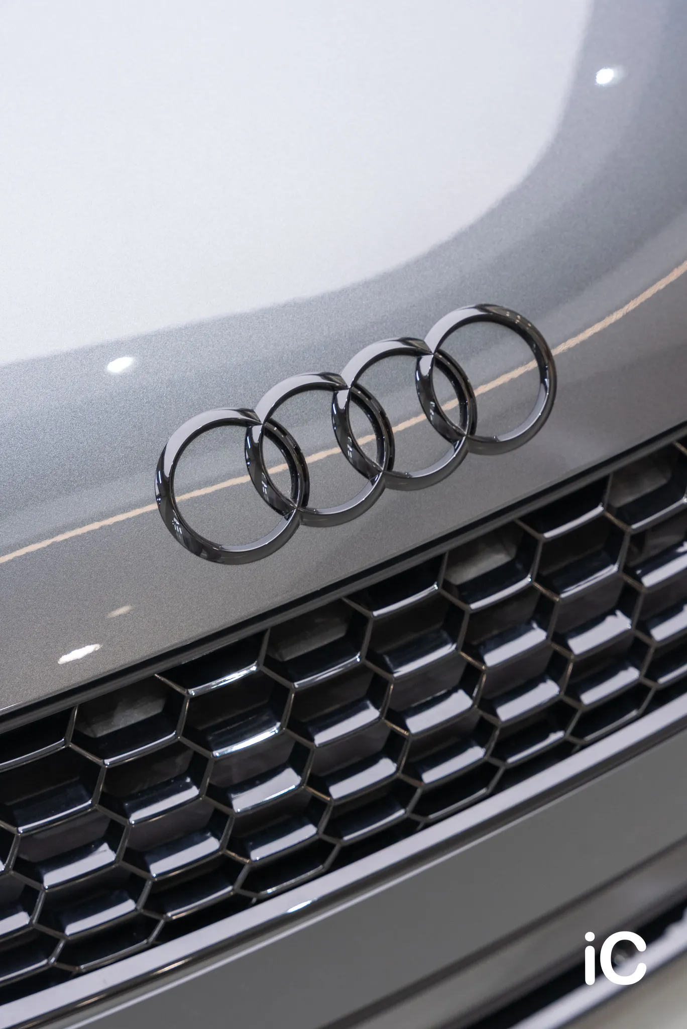 重新安裝後的 Audi 四環車章