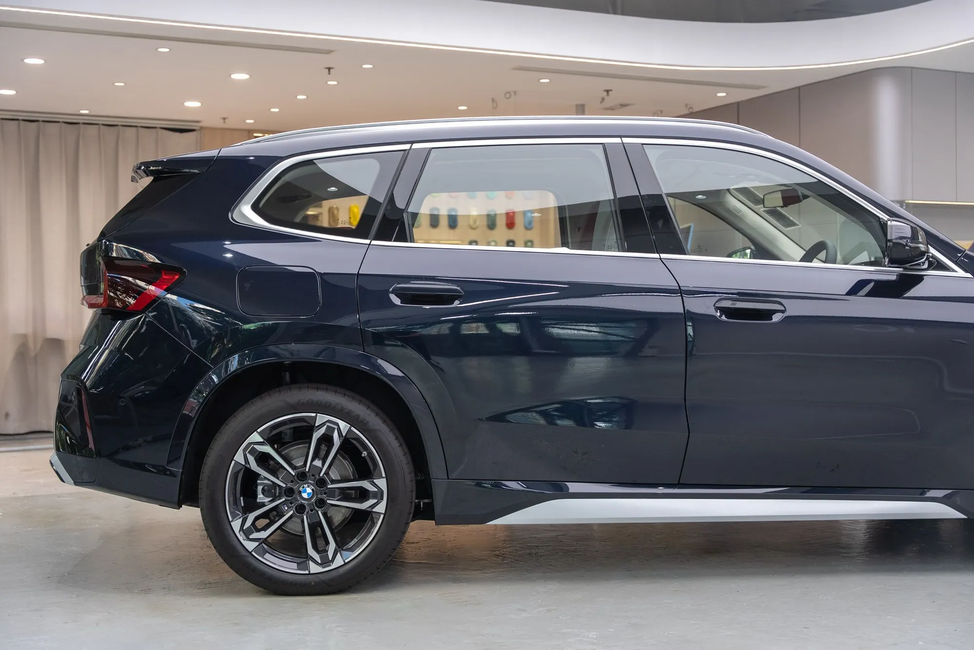BMW iX1 L 車側後段光澤
