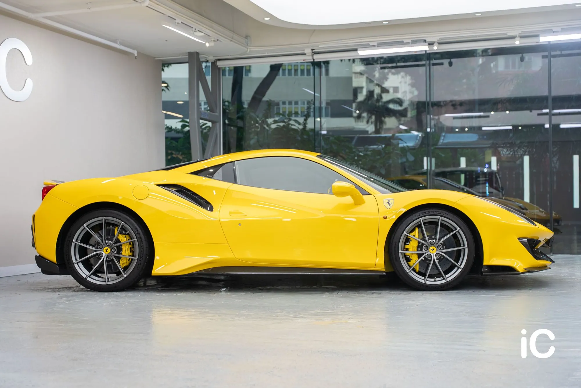 Ferrari 488 車身側面整車完成效果