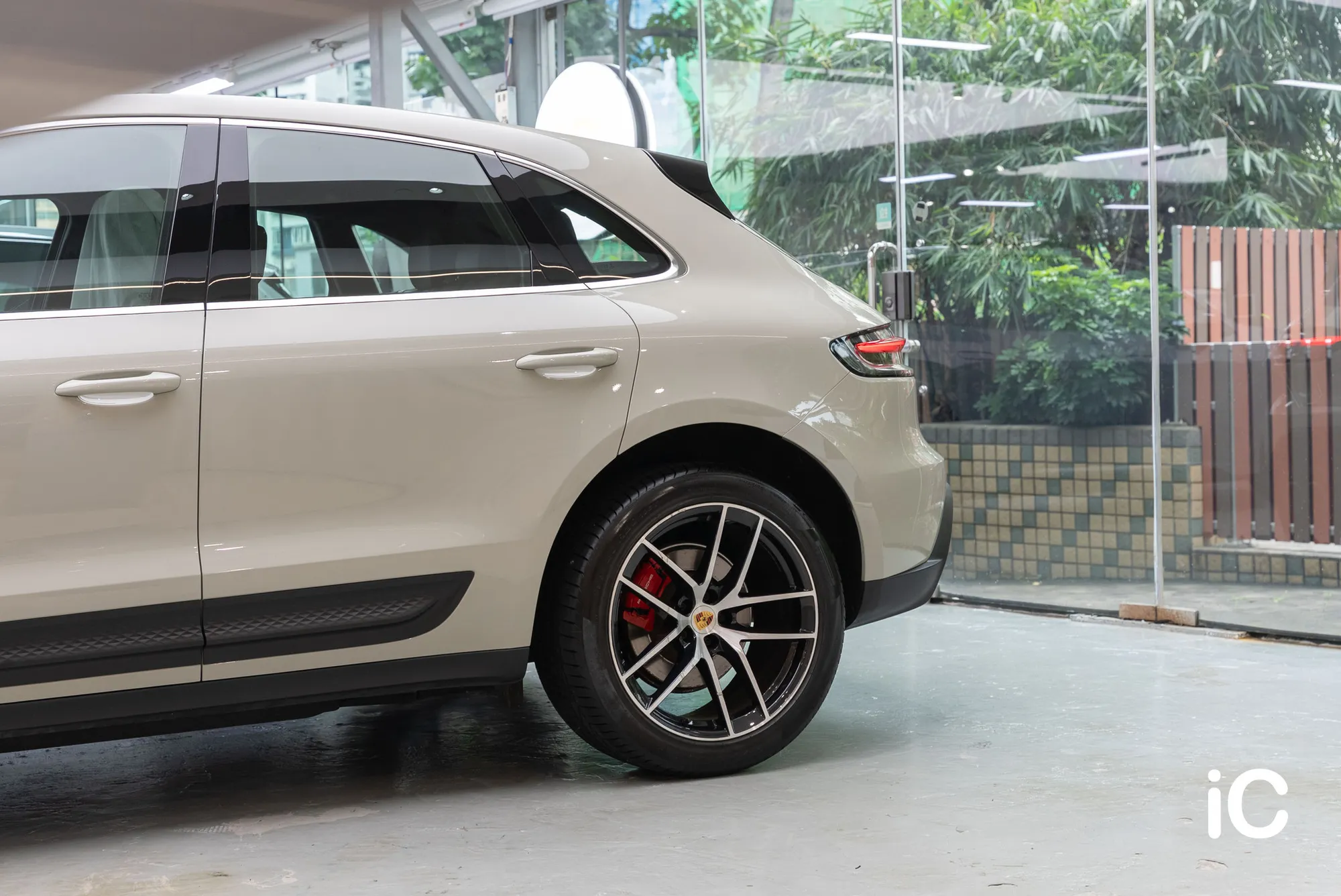 Macan S 轉色後的車側與後輪