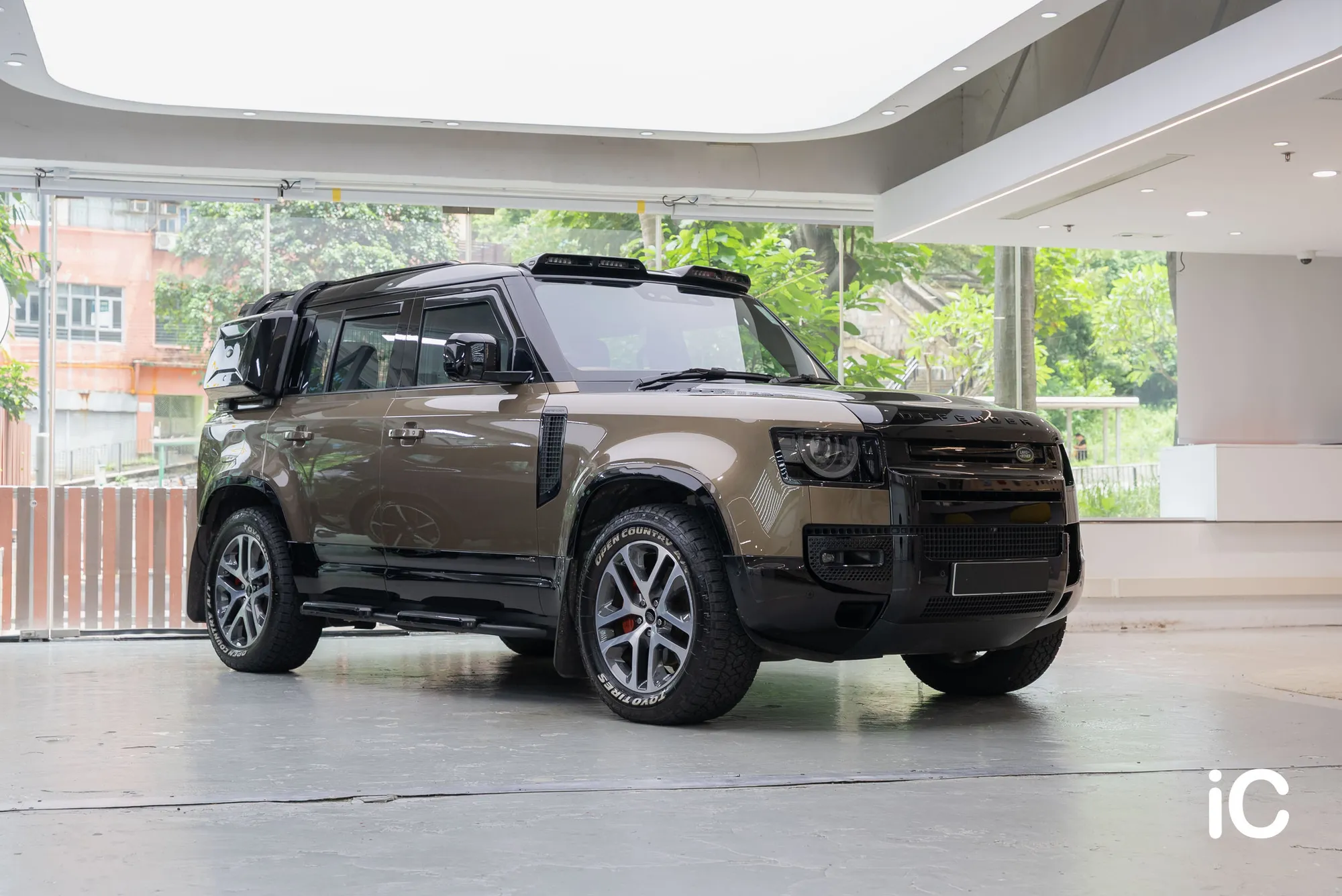 深啡色 Defender 的車頭及車側整體外觀