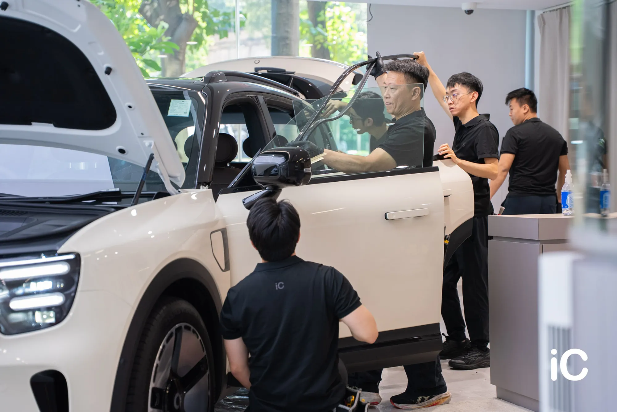 smart #5 Premium 團隊在車門及窗框位置進行交車前檢查