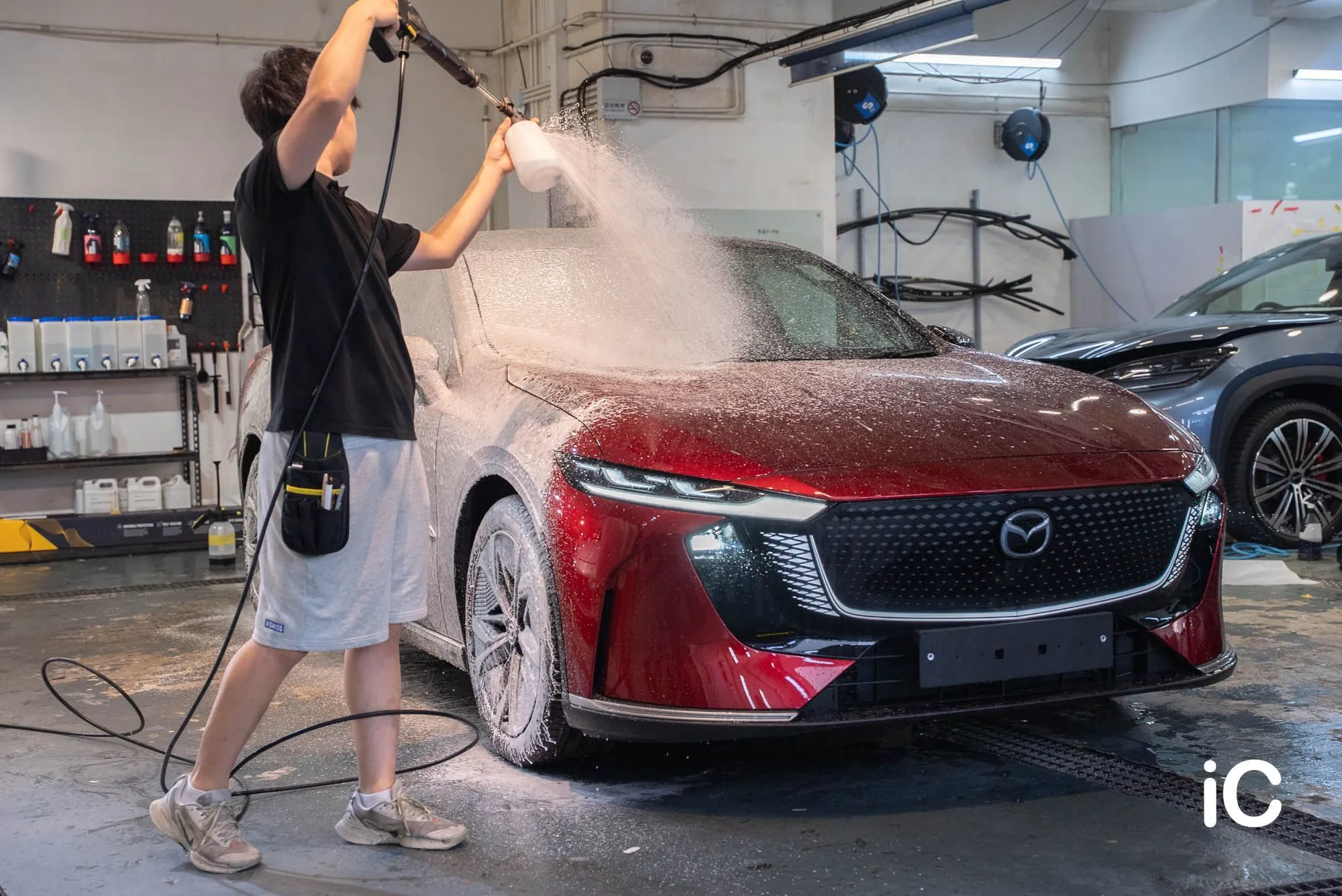 為紅色 Mazda 6e 噴上洗車泡沫
