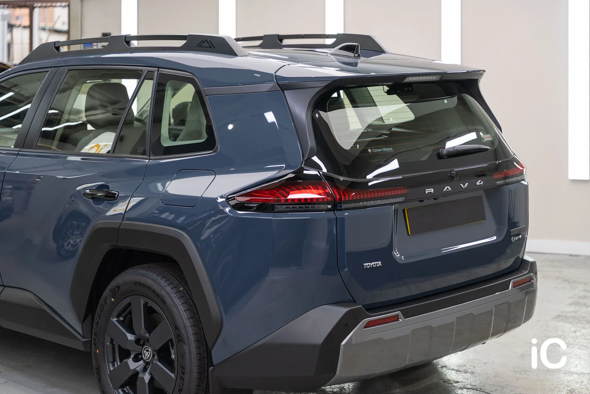 Toyota RAV4 車尾斜側完成效果，展示尾門、尾燈及後泵把