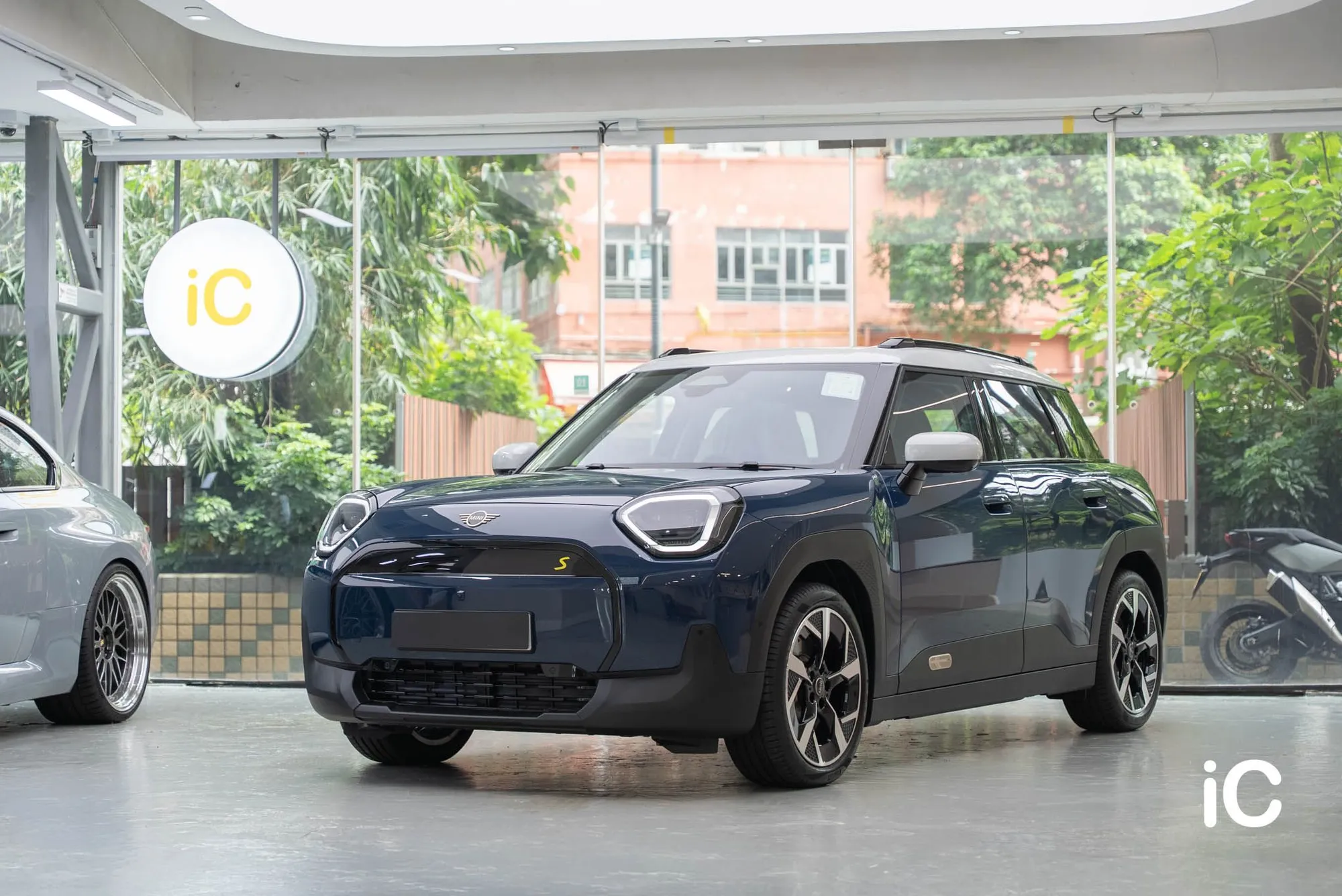 MINI Aceman 深藍色車身前斜整體