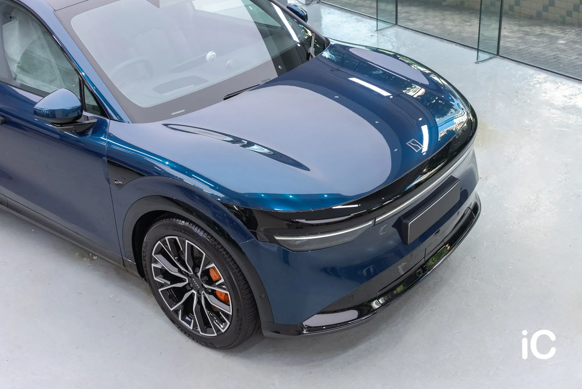 ZEEKR 7X 俯視車頭及側面的金屬藍色效果