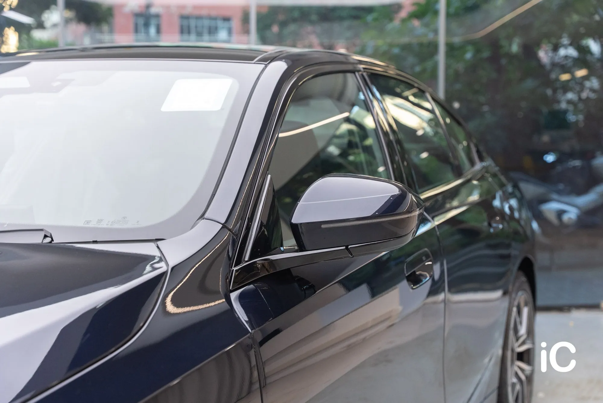BMW THE 5 完成施工後的側鏡、前車門及車側反光