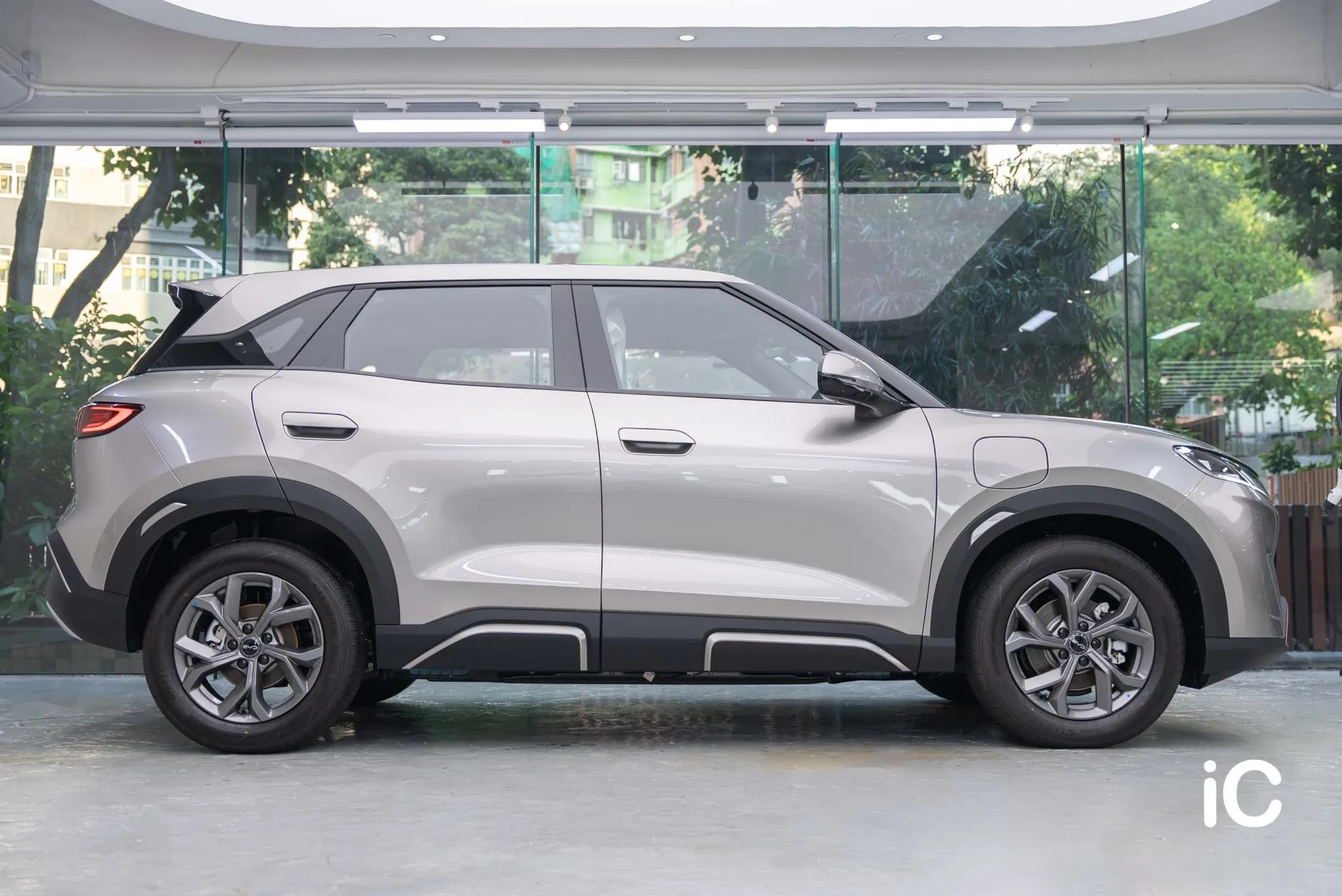 另一光線下的 BYD ATTO 2 銀色車身側面
