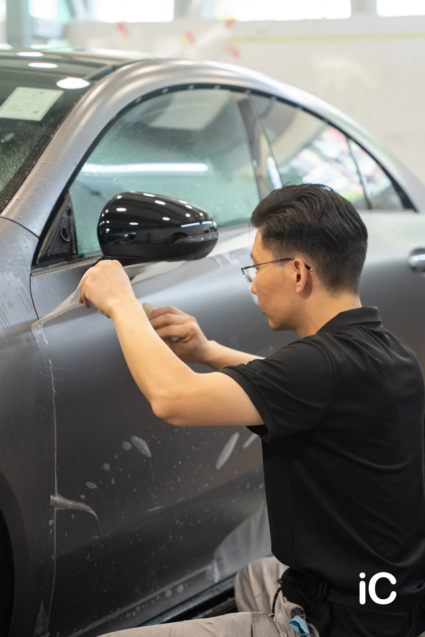 Mercedes-Benz CLA 車門鋪貼新 PPF 的施工畫面