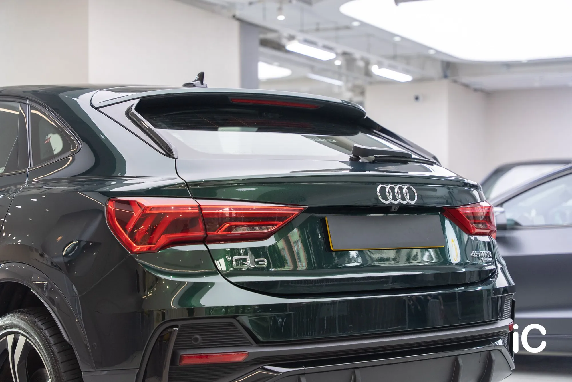 Audi Q3 車尾橫幅配色效果