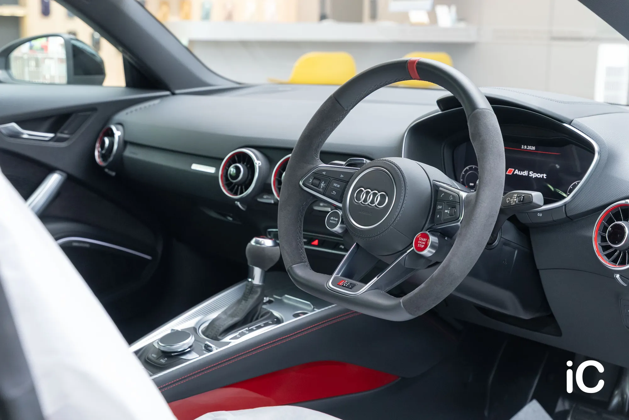 Audi TT RS 方向盤與前座內籠