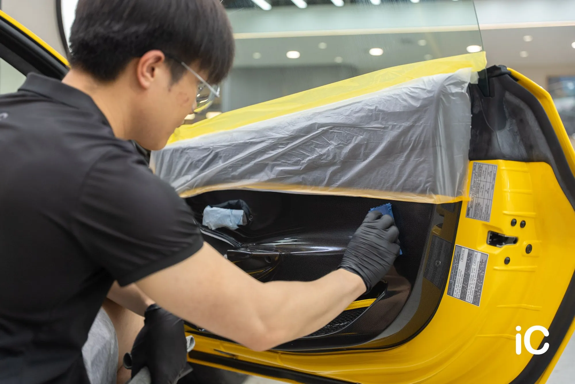 Ferrari 488 車門皮革表面護理