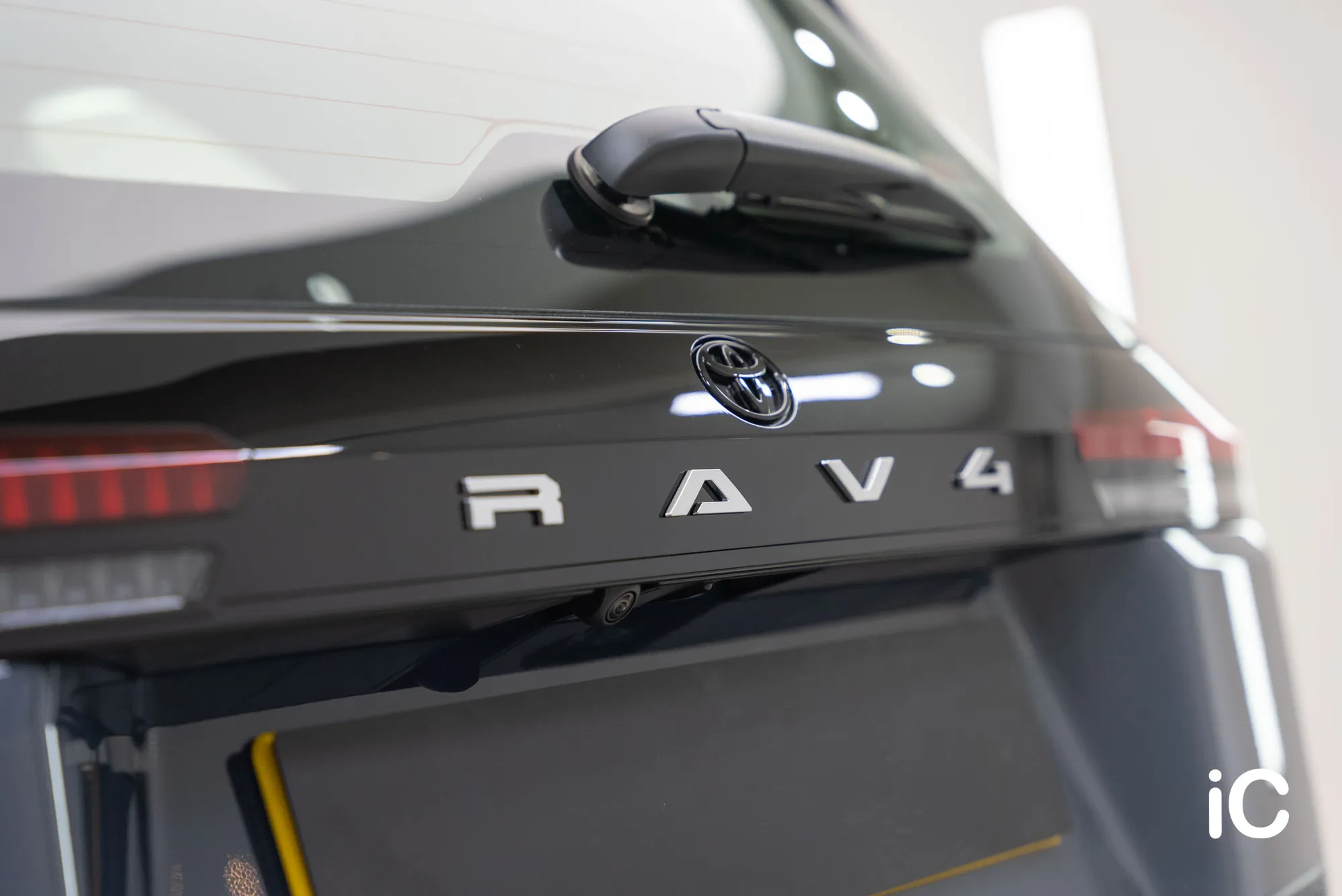 RAV4 車尾 Toyota 標誌、RAV4 字樣及光面黑色飾板的完成近照