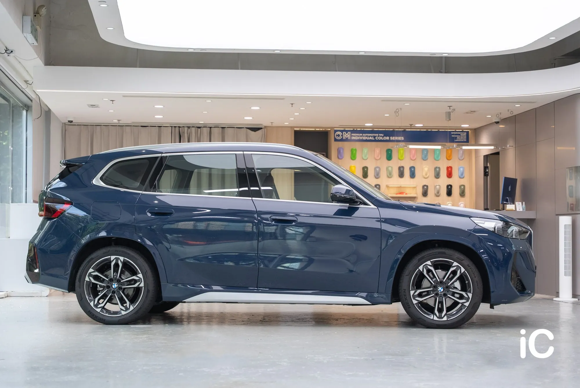 BMW iX1 L 藍色車身側面完成效果