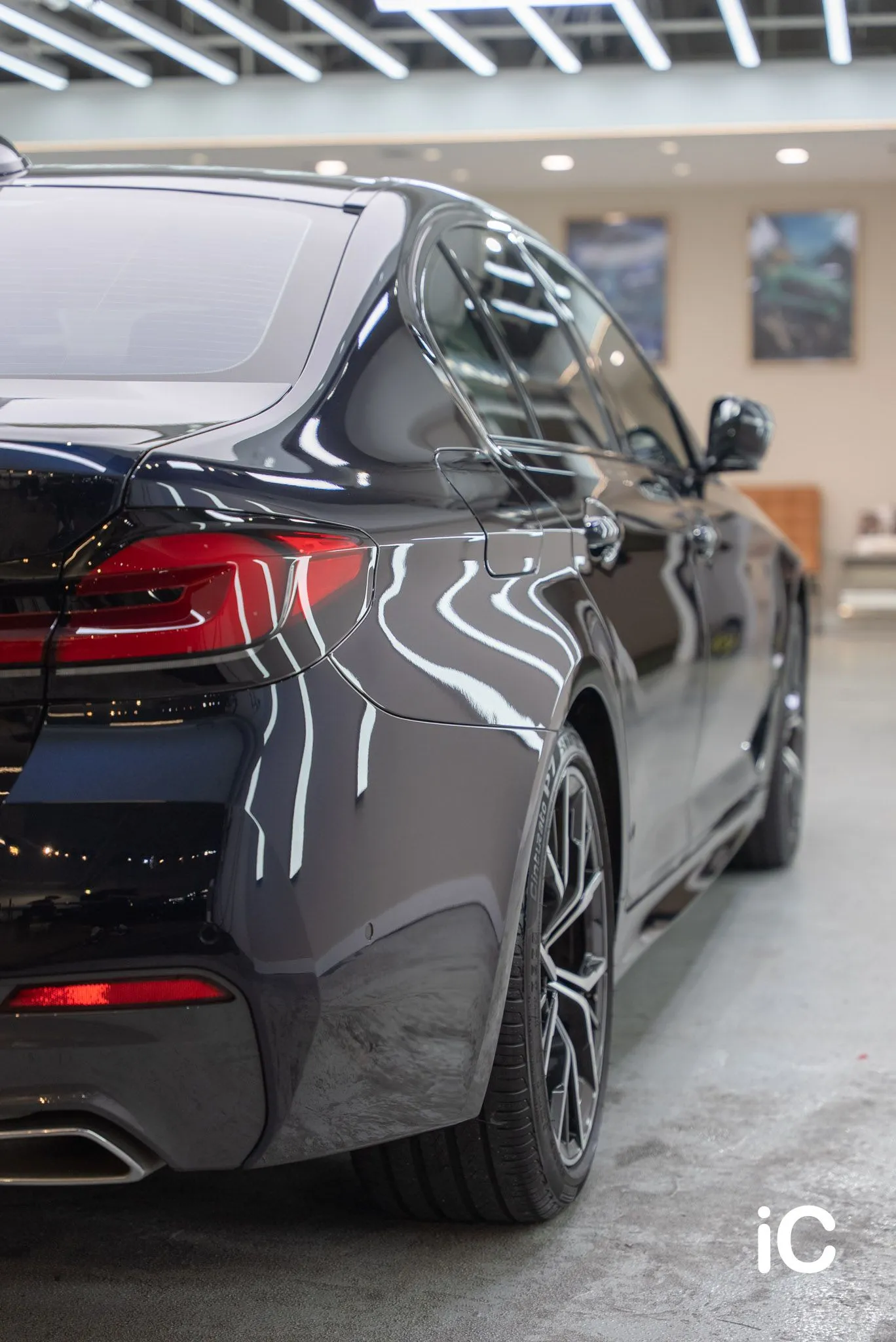 BMW THE 5 沿後翼子板觀看車側反光