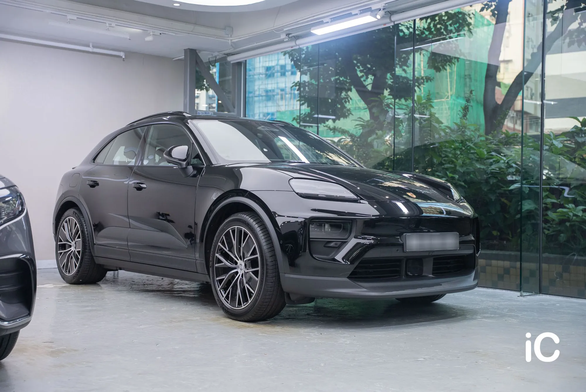 轉色施工前的黑色 Porsche Macan EV