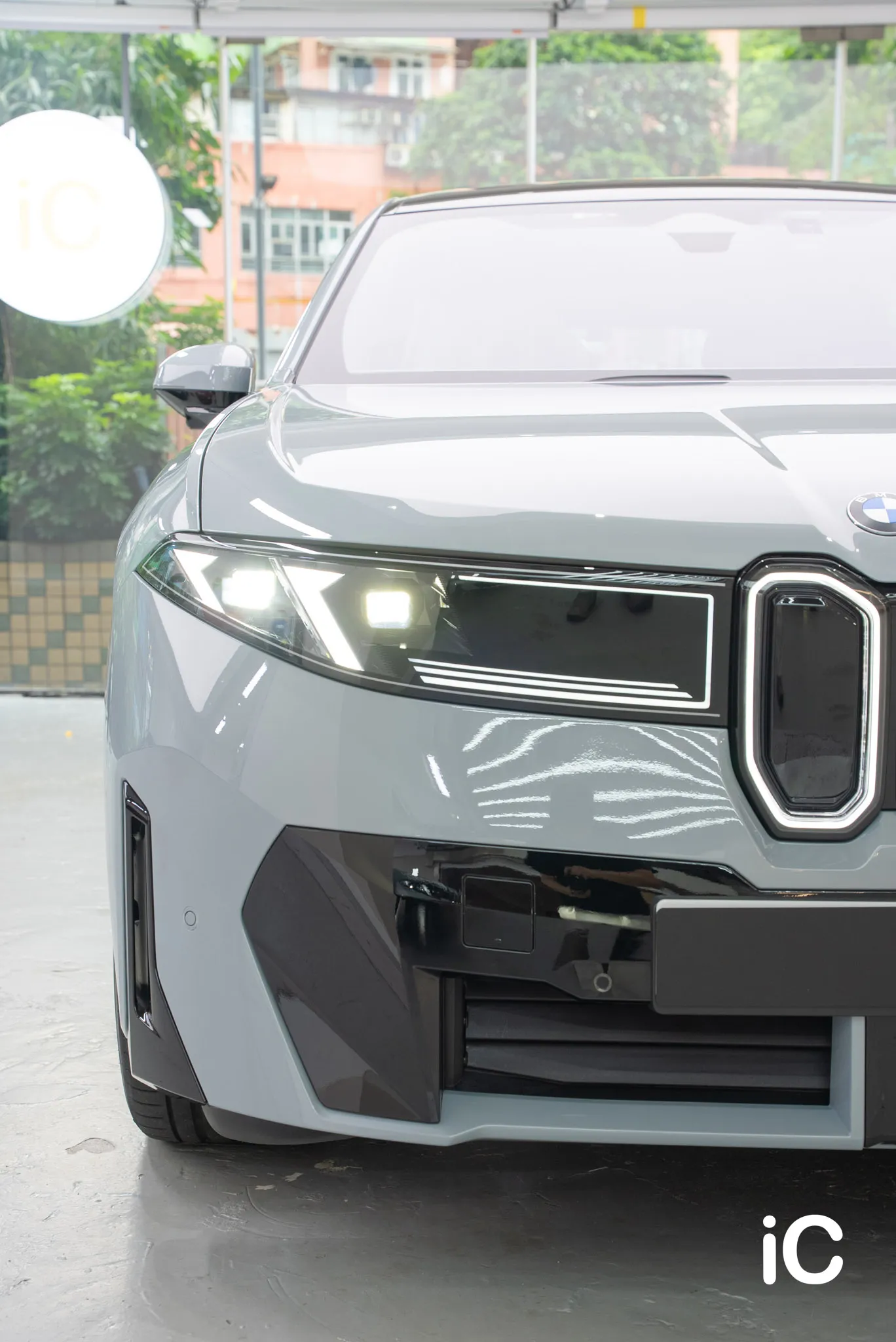 BMW iX3 車頭的直幅細節照片