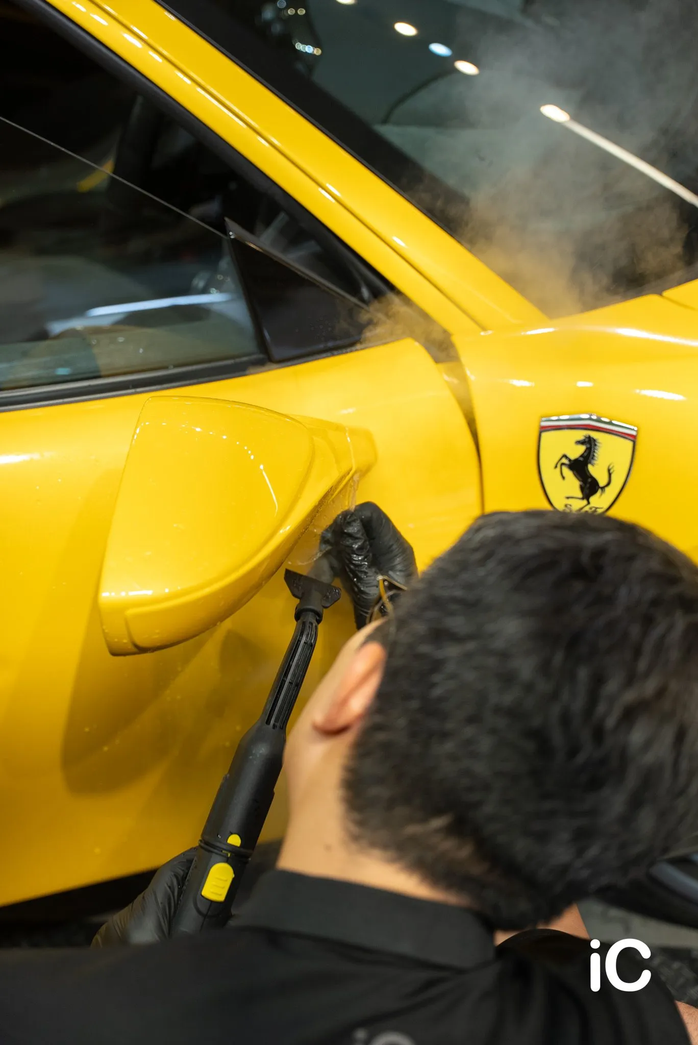Ferrari 488 加熱處理側鏡附近的舊膜