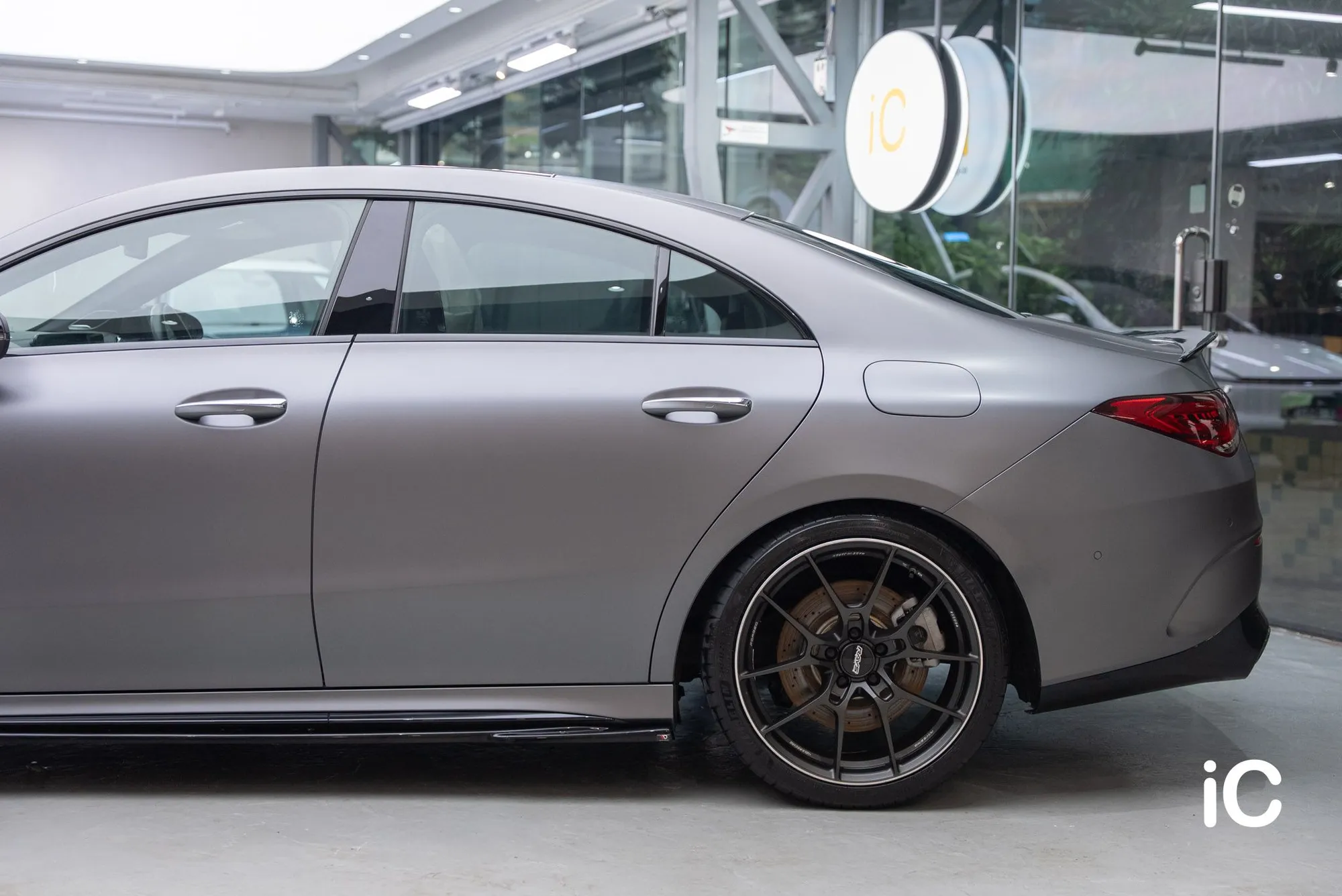 Mercedes-Benz CLA 完成貼膜後的啞灰色車側線條