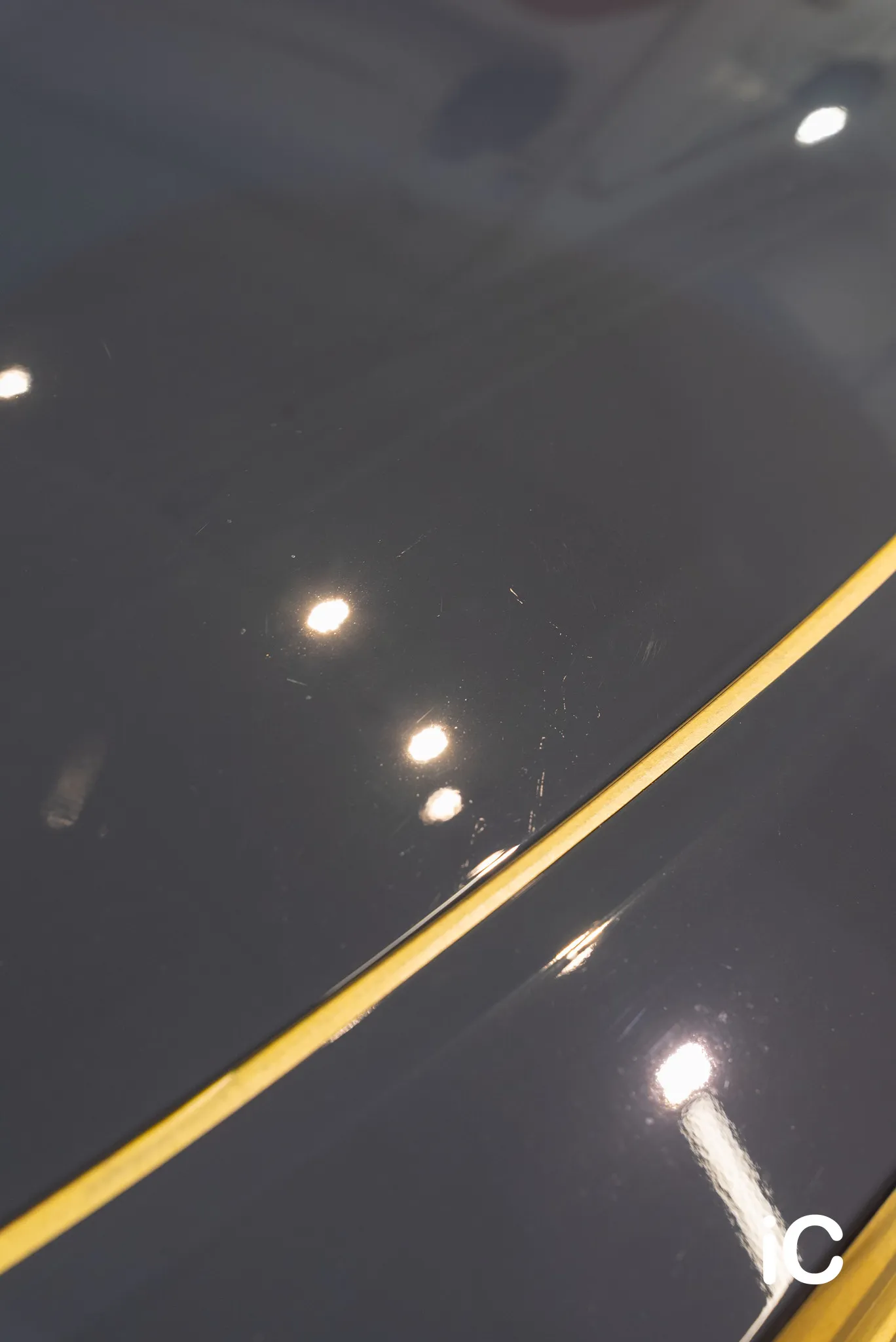 Toyota RAV4 研磨前的漆面近照，檢查燈下可見微細花痕及旁邊的保護膠紙