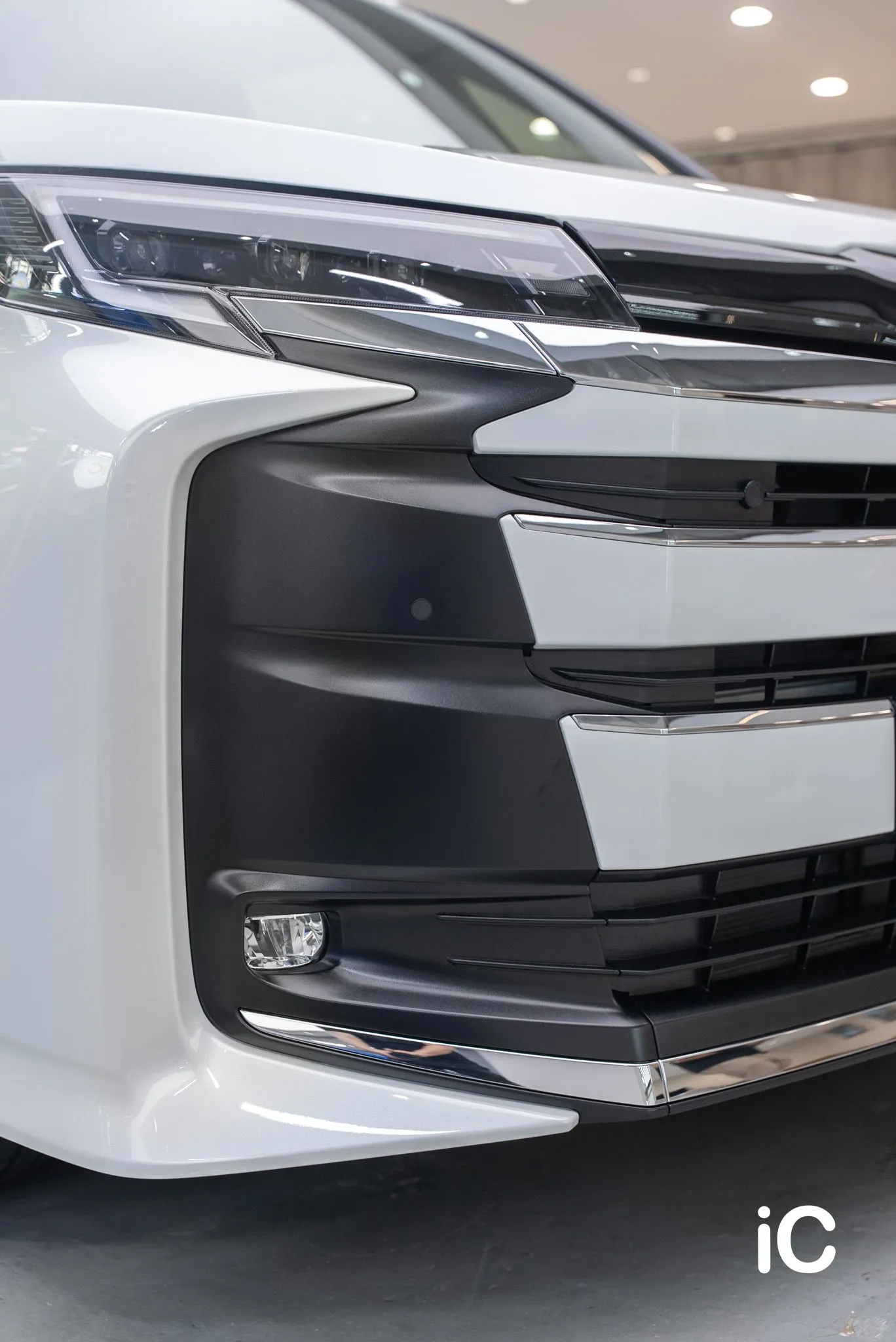 Toyota NOAH White Pearl 車頭燈與泵把完成效果