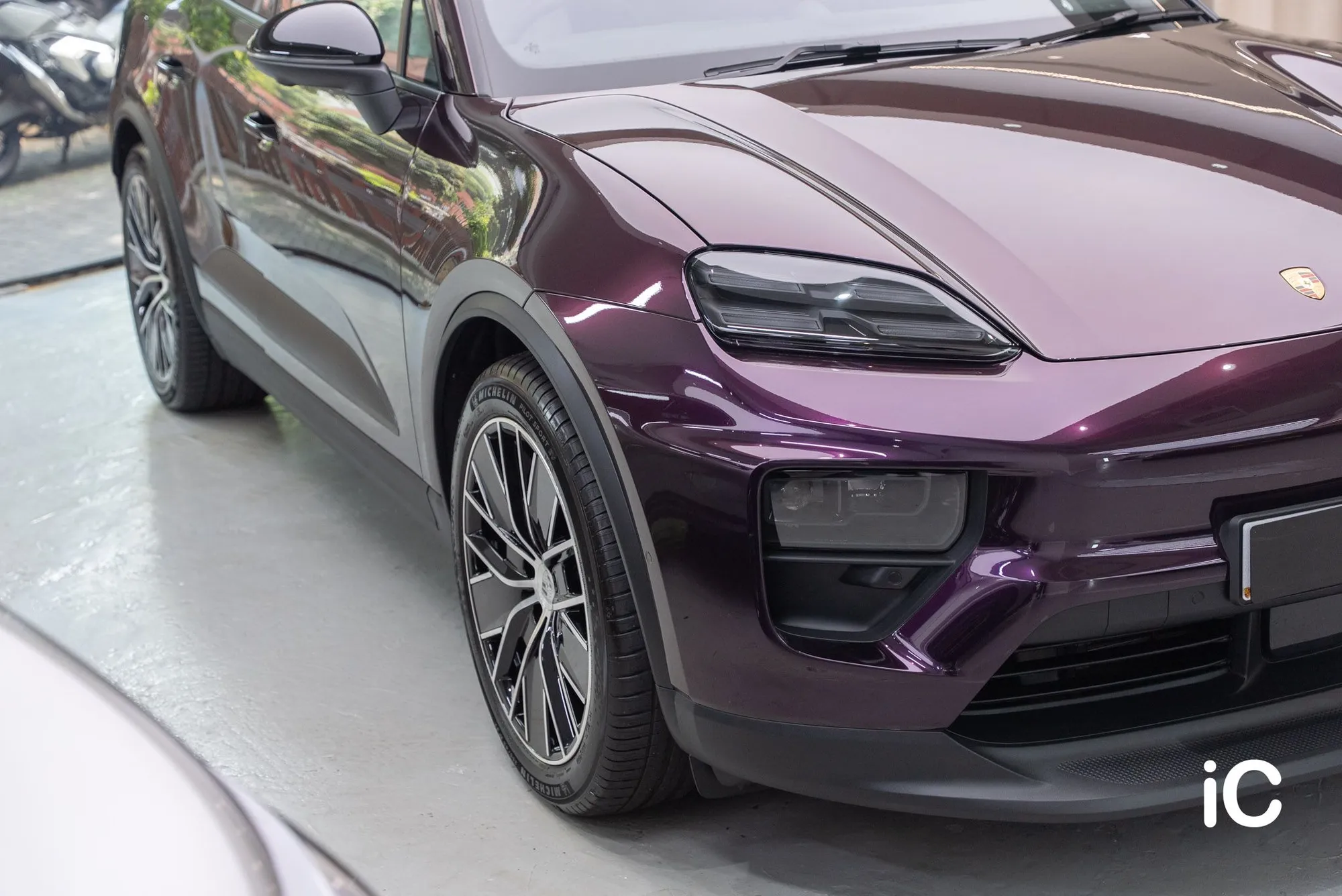Porsche Macan EV 車頭及車側的深紫色效果