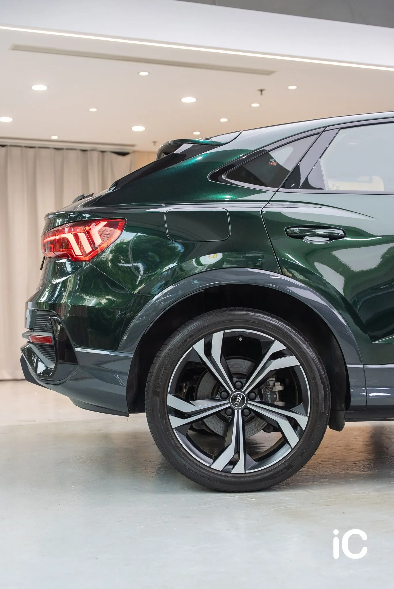 Audi Q3 車側後半車身直幅構圖