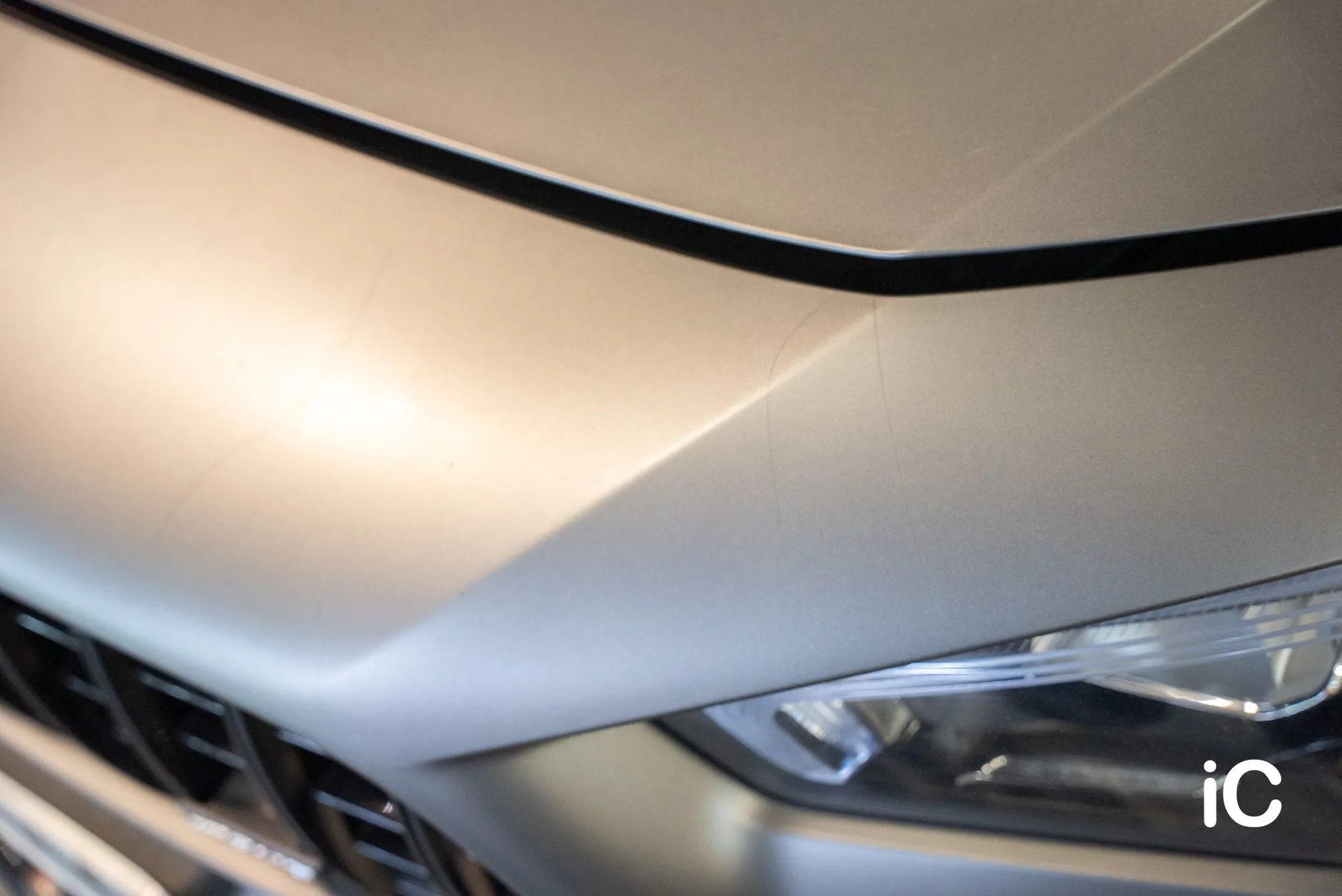 Mercedes-Benz CLA 車頭舊 PPF 在燈光下的裂痕