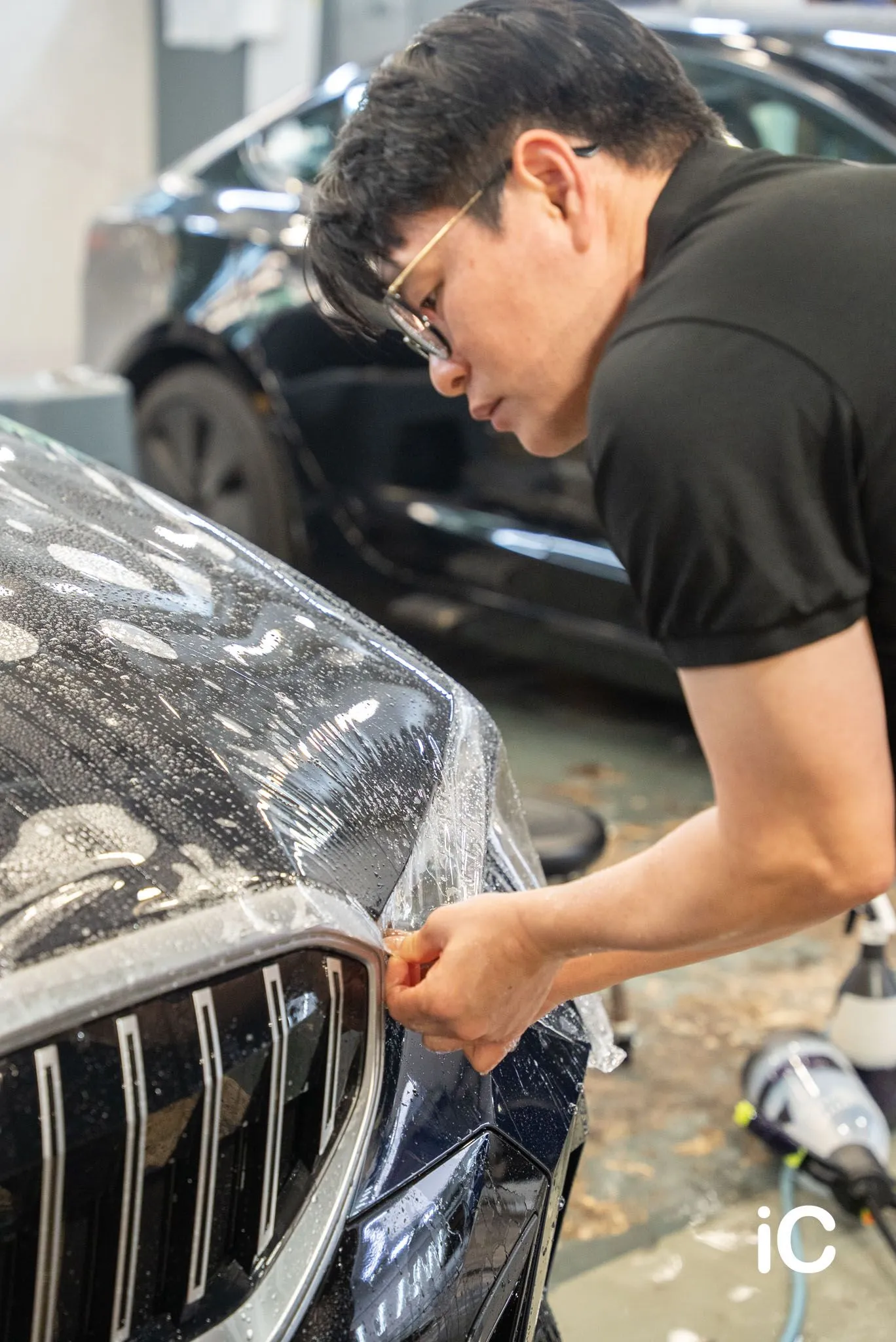 BMW THE 5 車頭前端調整膜面的施工畫面