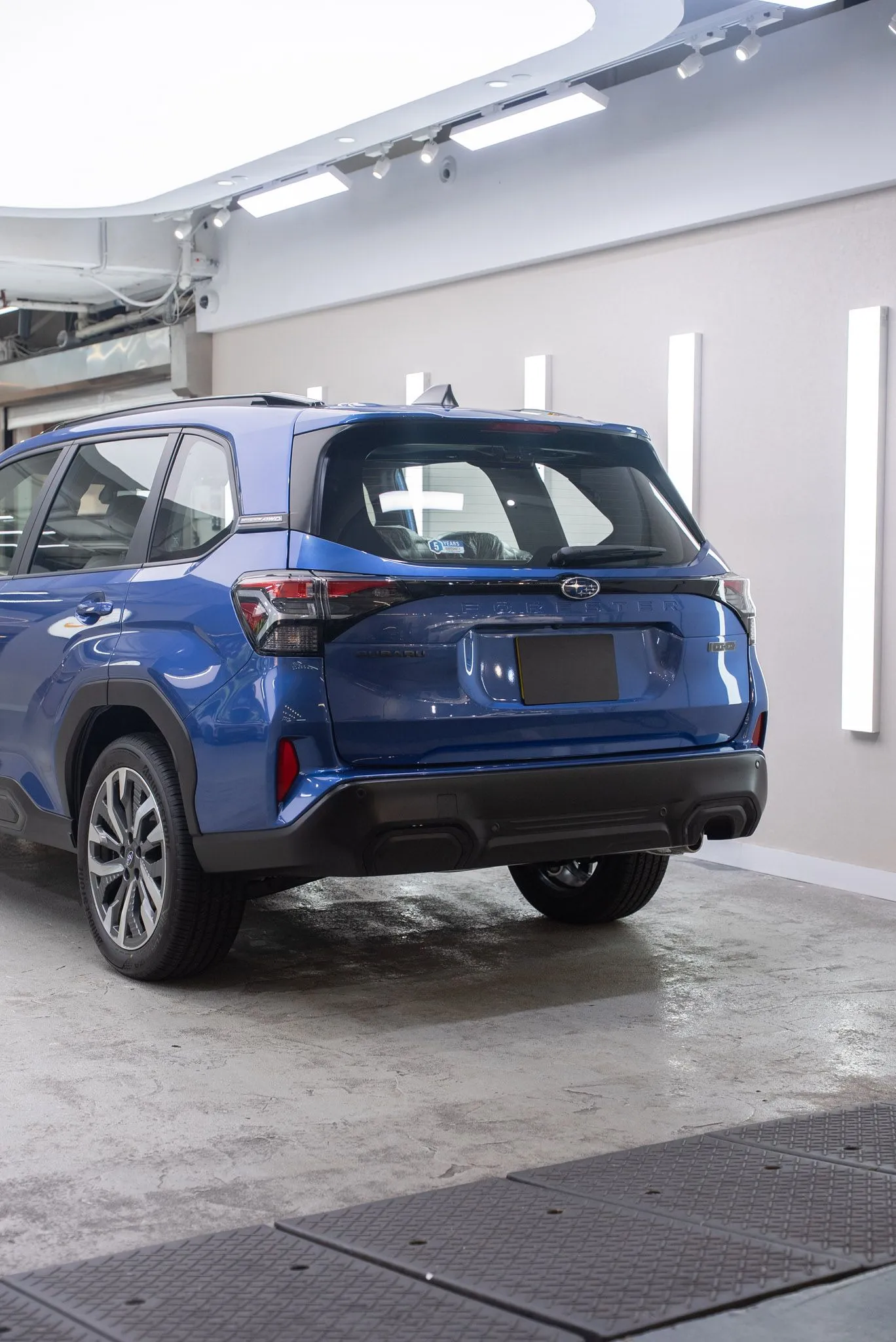 Subaru Forester Daybreak Blue 鍍膜完成後的車尾光澤