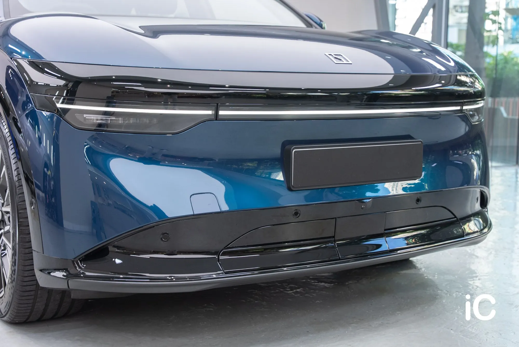 ZEEKR 7X 車頭燈組、藍色車身及黑色下包圍