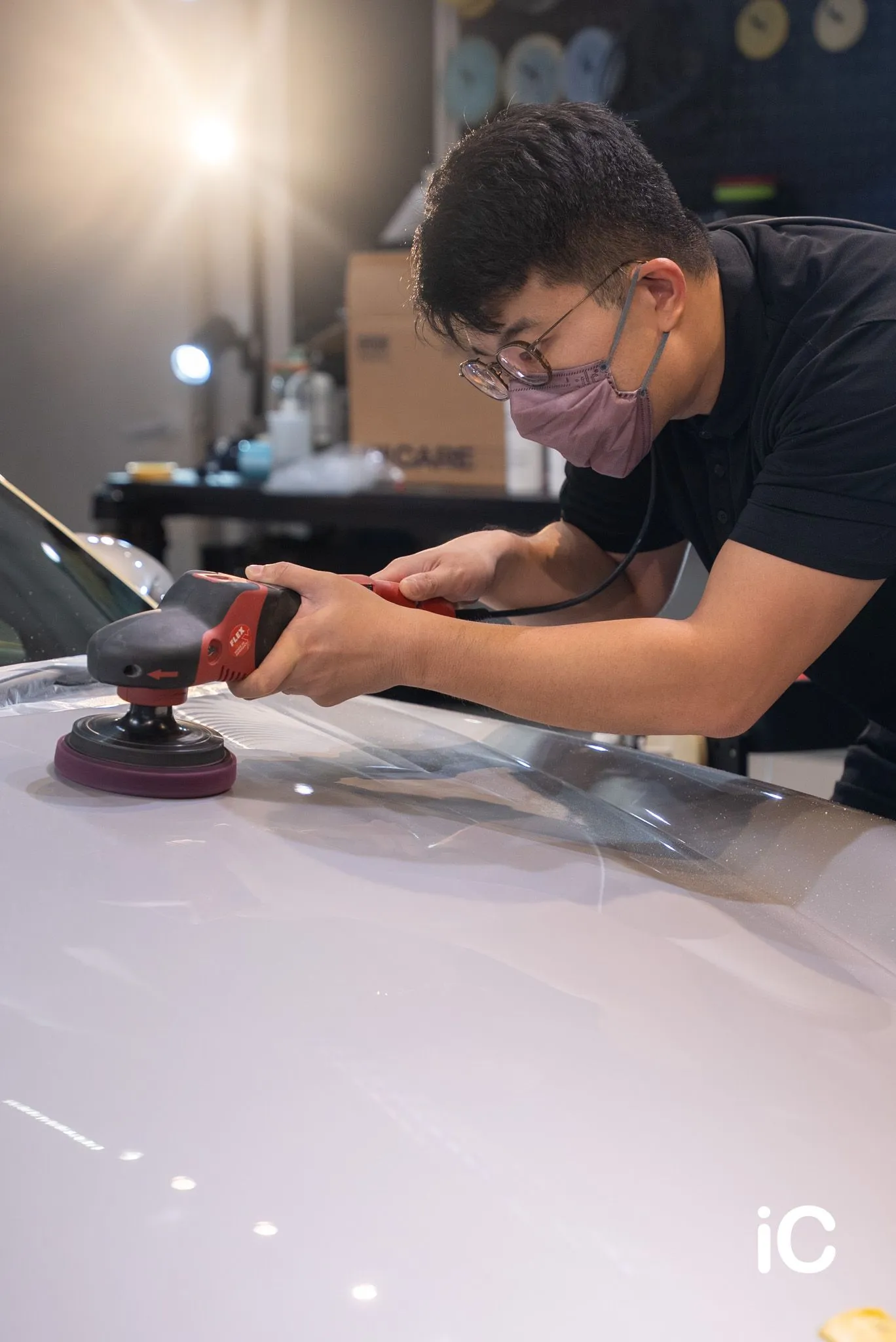 研磨 Porsche 911 引擎蓋漆面