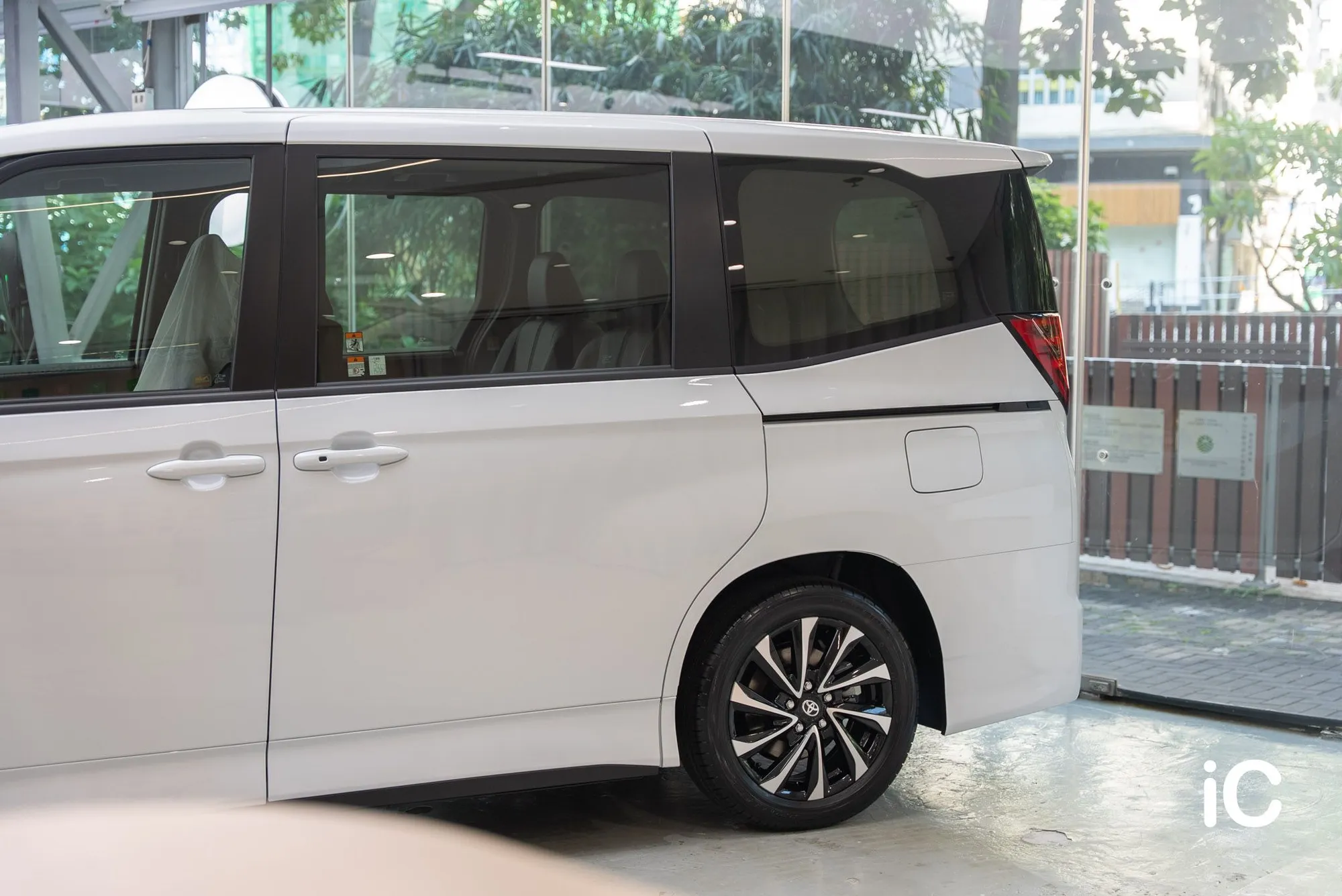 Toyota NOAH White Pearl 完成 GYEON PPF 後的另一側車身觀感