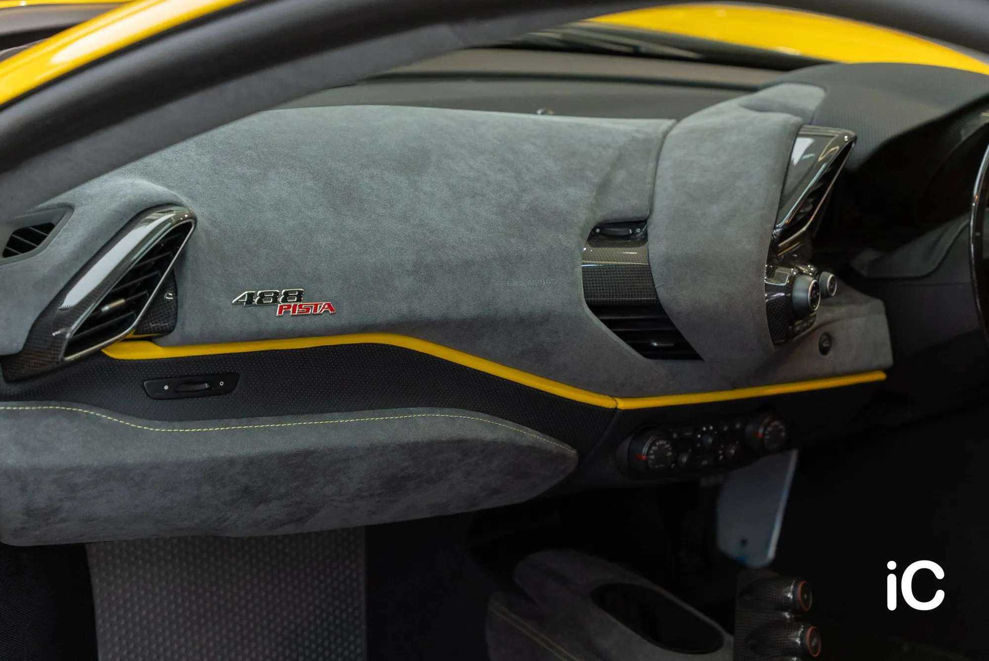 Ferrari 488 施工前的 Alcantara 儀錶台