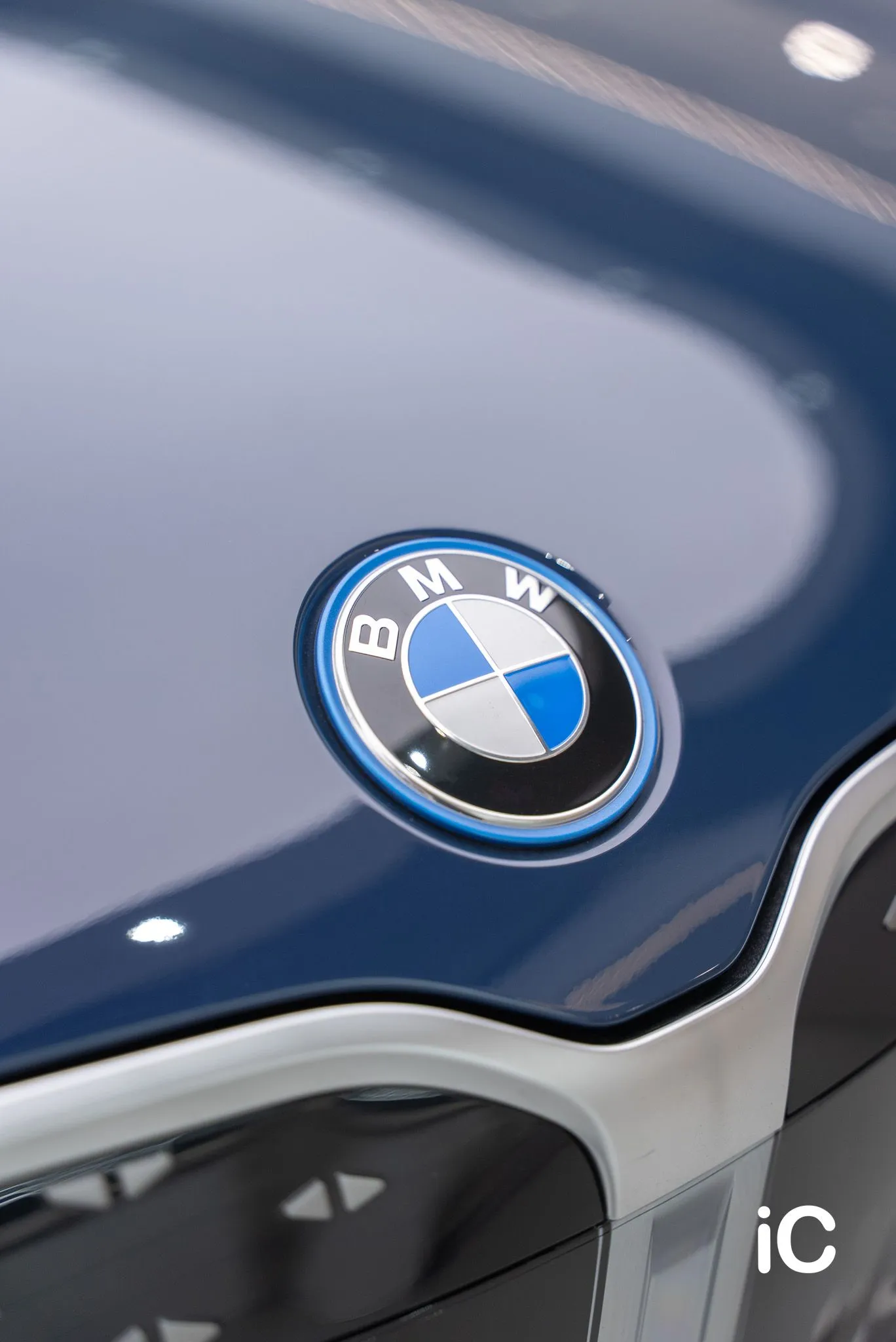 BMW iX1 L 車頭冚與BMW標誌近攝