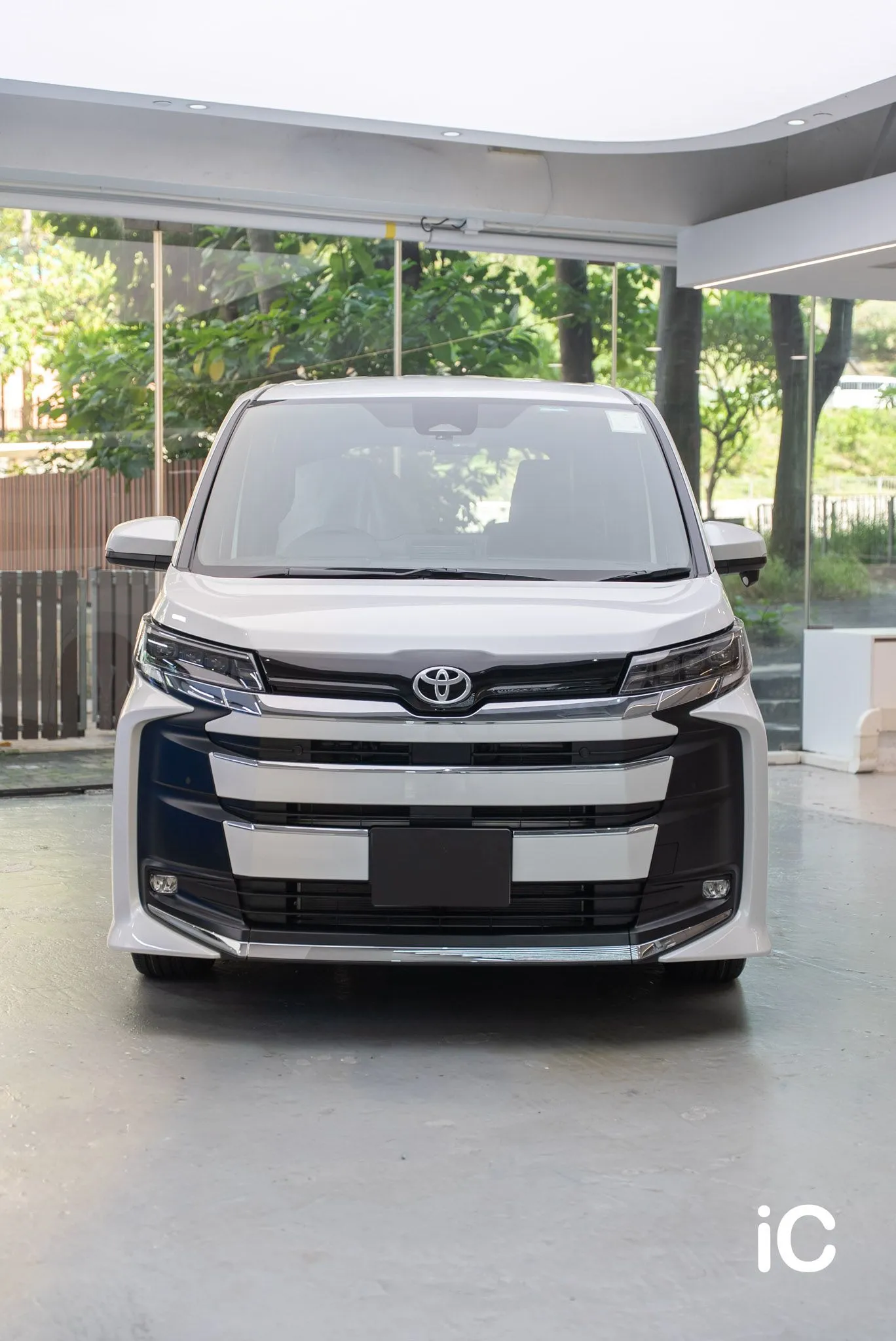 Toyota NOAH White Pearl 完成 GYEON PPF 施工後的正面車身效果