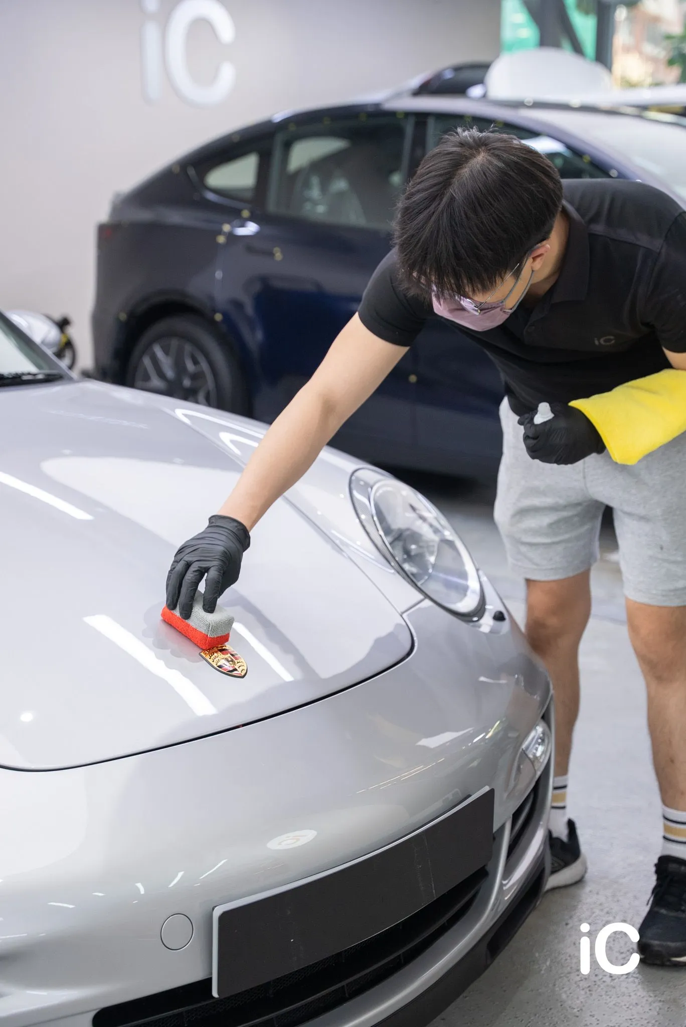 為 Porsche 911 引擎蓋施工鍍膜