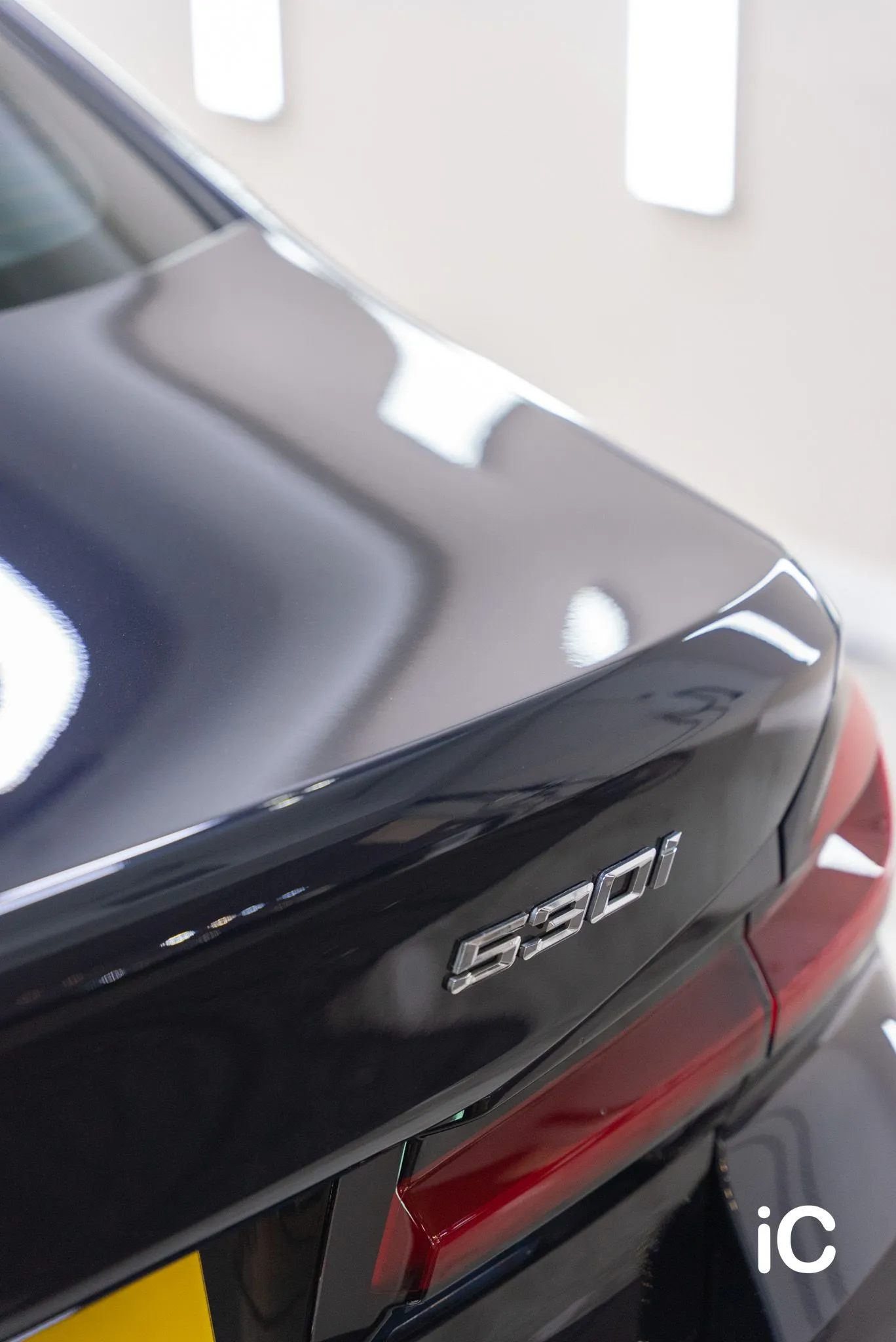 BMW THE 5 尾廂字樣與漆面近照
