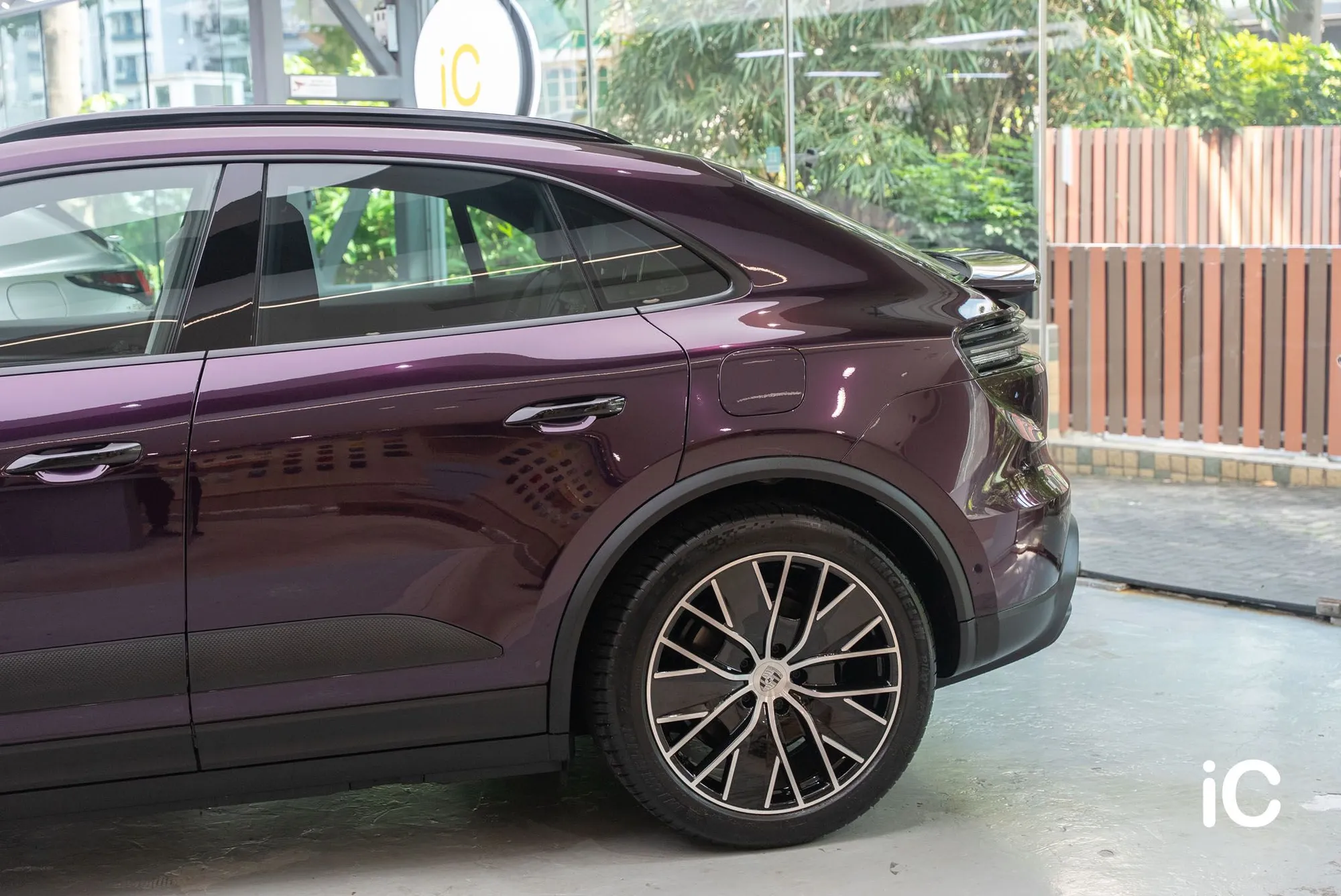 Porsche Macan EV 車側後半部的深紫色調