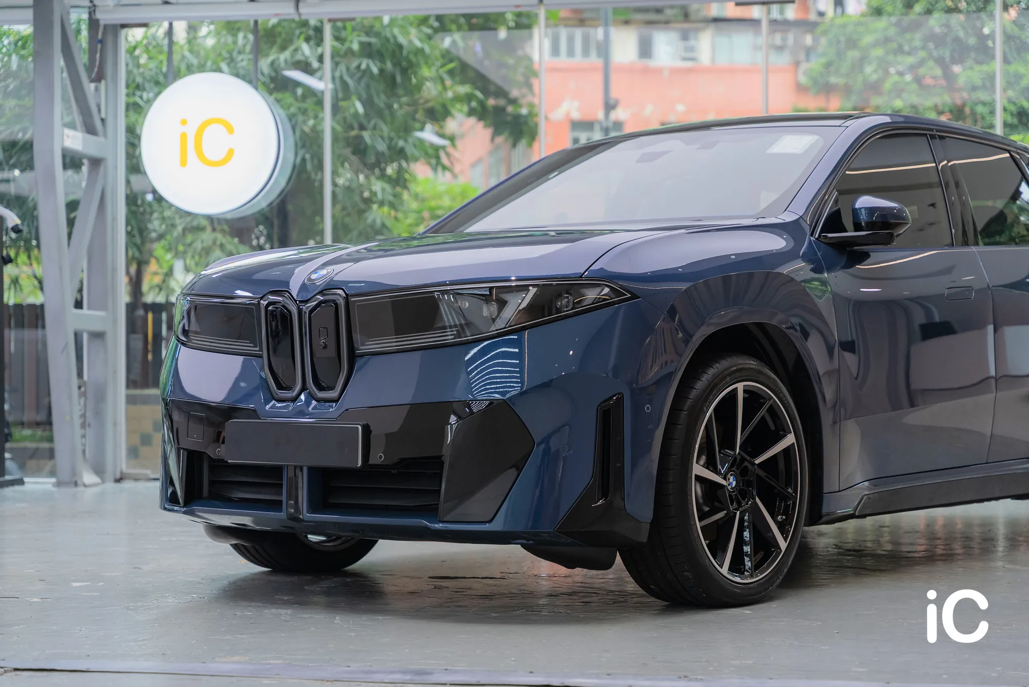 Ocean Wave Blue BMW iX3 的車頭及車側